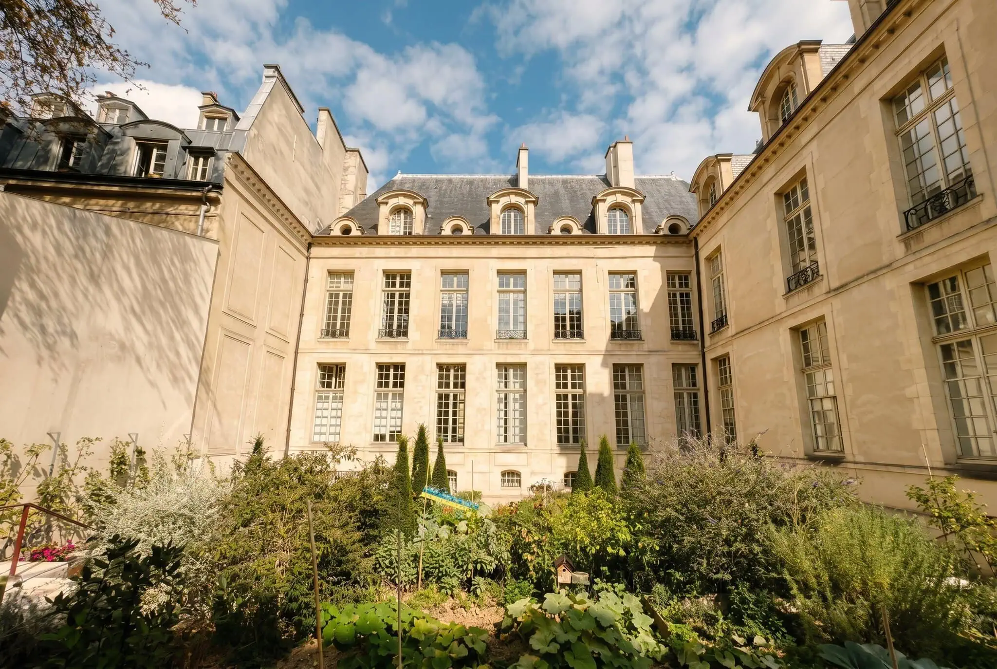 Komunitná záhrada Jardin des Rosiers vo štvrti Marais