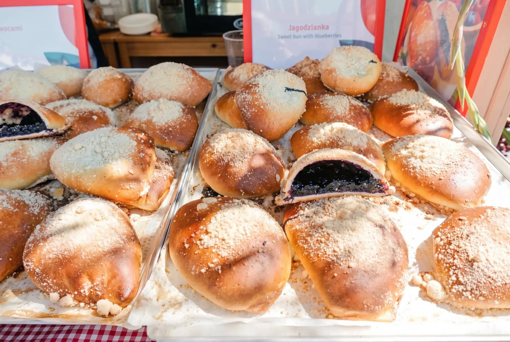 Sladké pierogi s ovocem a smetanou