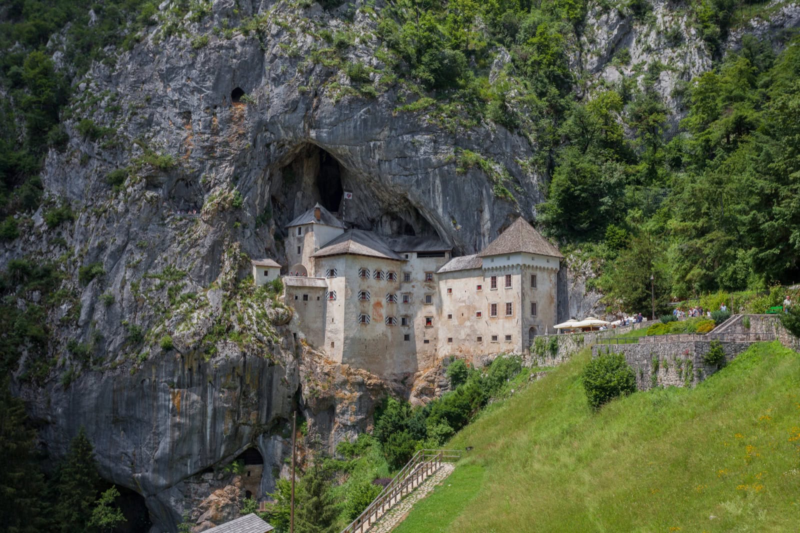 Roadtrip prin Slovenia: Itinerariu de 7 zile 7 Castelul Predjama construit în peretele de stâncă