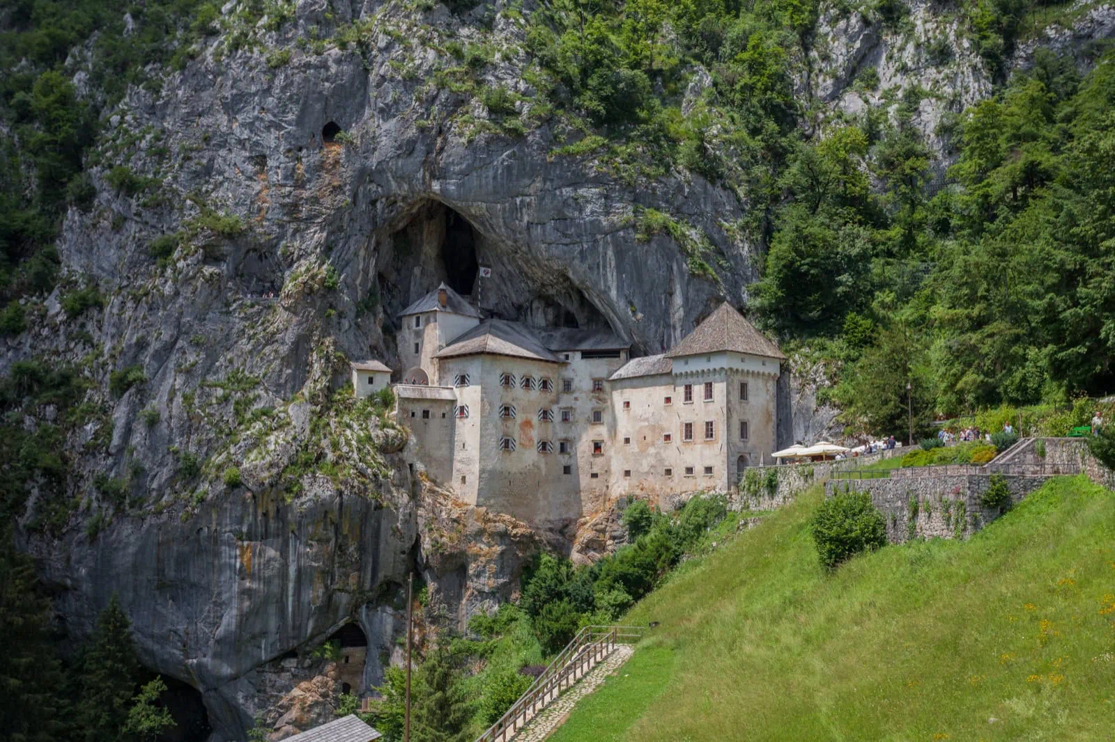 Predjamský hrad zabudovaný do skalní stěny