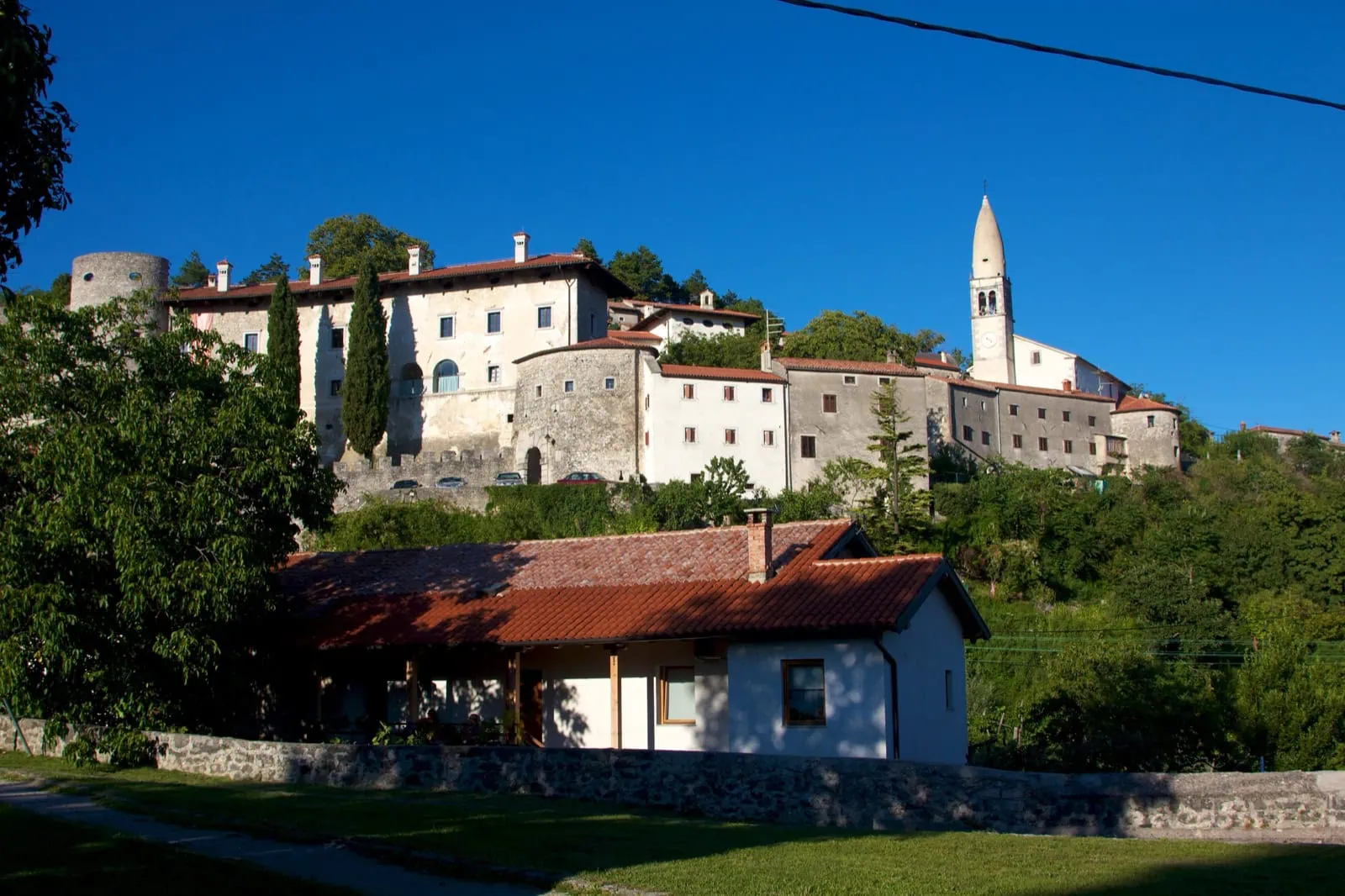 Kamenná vesnice Štanjel na kopci
