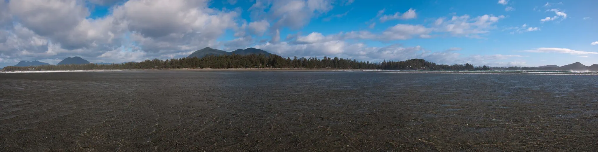 Tofino, Kanada: 12 tipů, co vidět a dělat (surf, storm watching, Pacific Rim) 5 Chesterman Beach u Tofina za odlivu