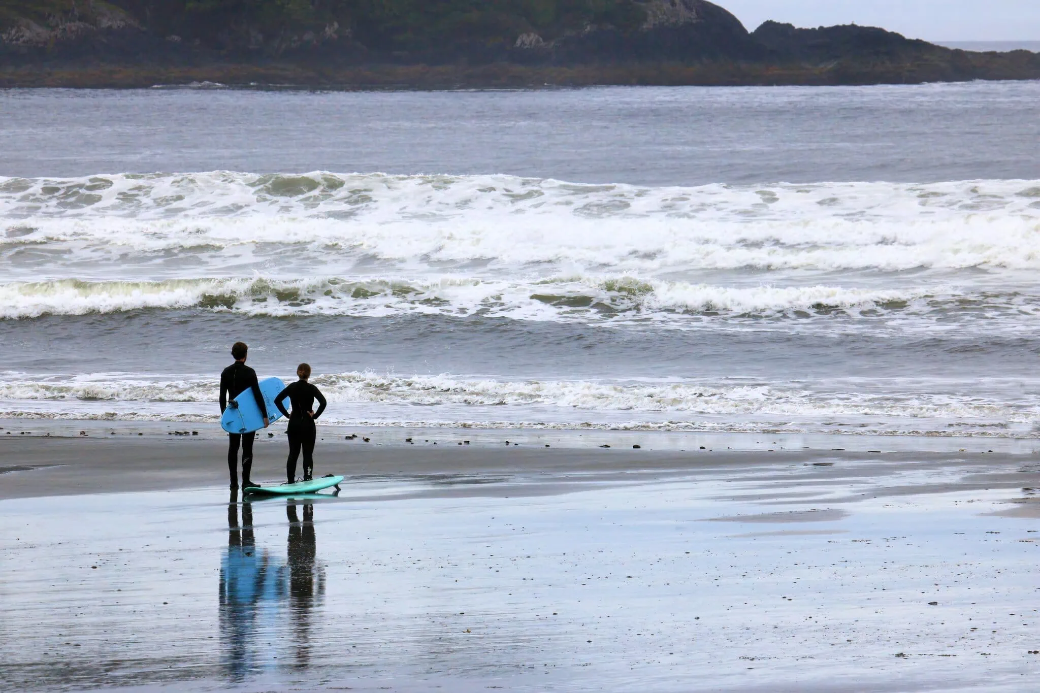 Tofino, Kanada: 12 tipů, co vidět a dělat (surf, storm watching, Pacific Rim) 3 Surfař na Cox Bay u Tofina