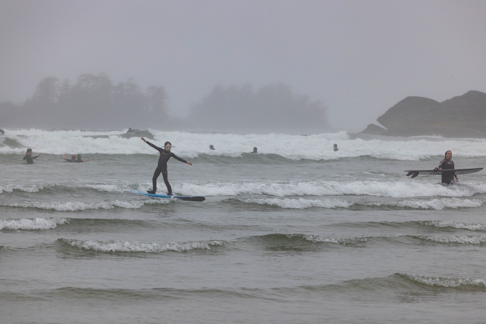 Tofino, Canada: 12 lucruri de văzut și făcut (surf, storm watching, Pacific Rim) 4 Valuri furtunoase ale Pacificului pe coasta din Tofino