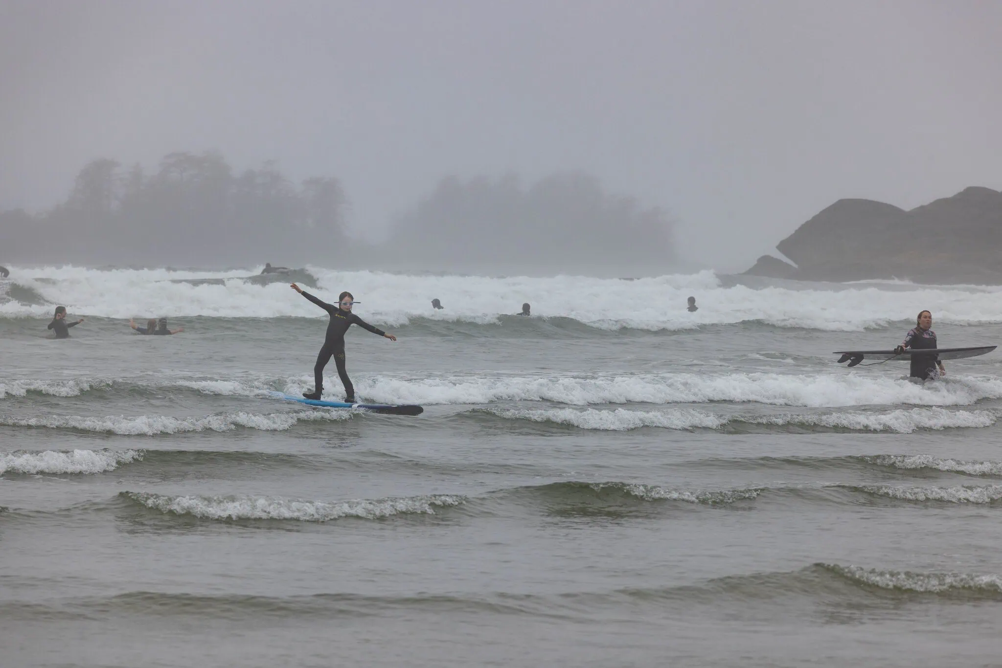 Tofino, Kanada: 12 tipů, co vidět a dělat (surf, storm watching, Pacific Rim) 4 Bouřlivé vlny Pacifiku na pobřeží Tofina