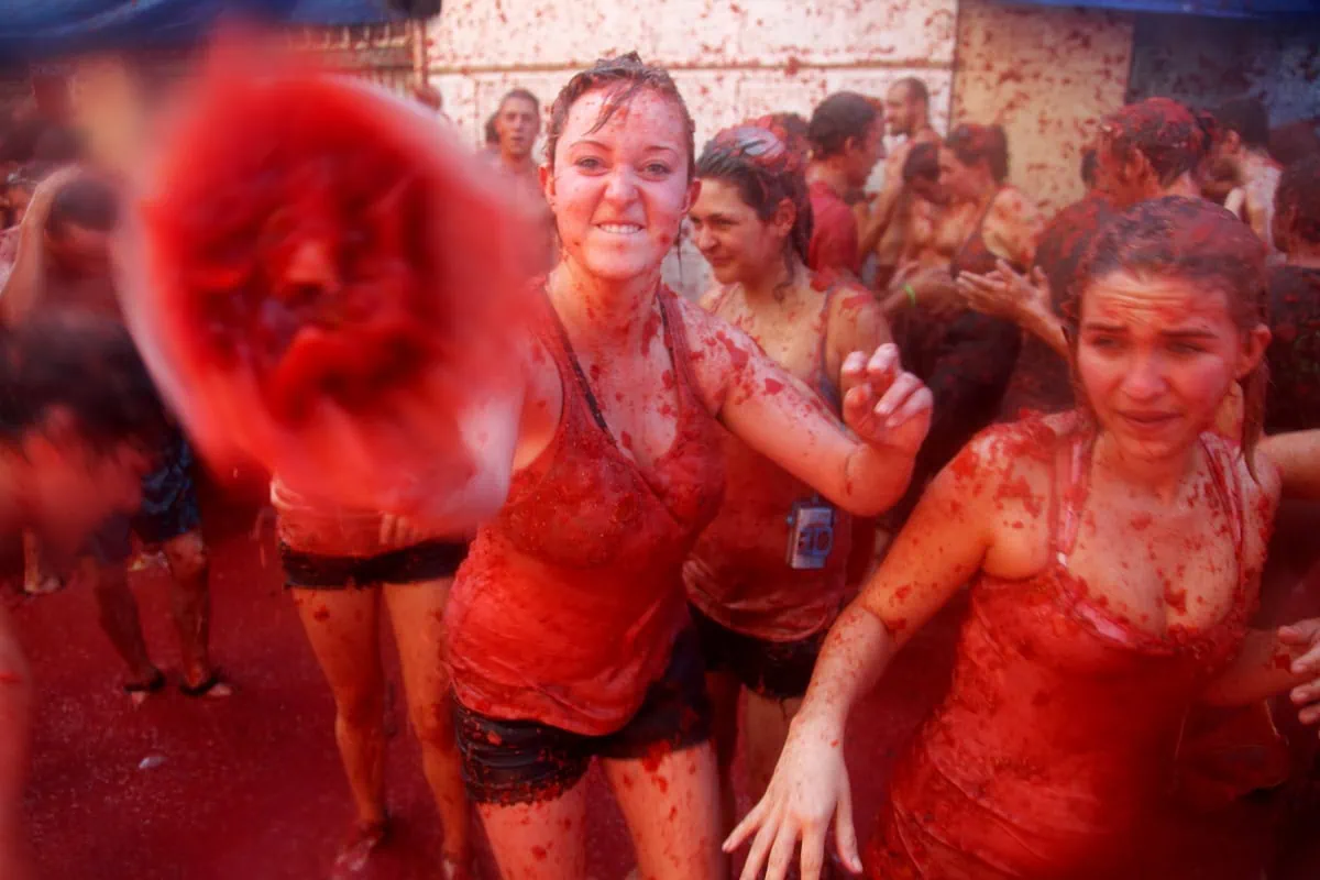 La Tomatina: The Tomato Battle in Buñol (How to Join In) 8 What to wear to La Tomatina — clothes you'll never want again