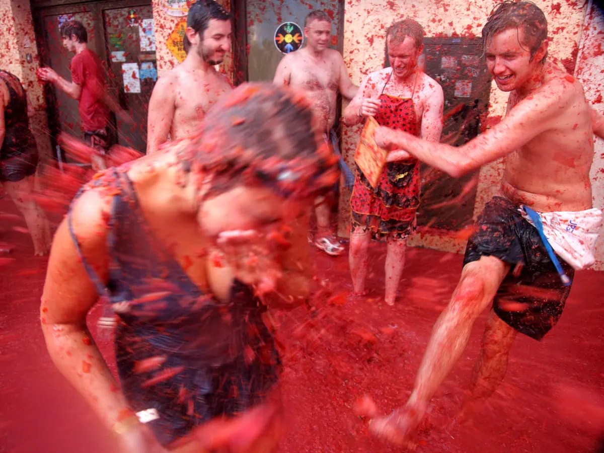 La Tomatina: The Tomato Battle in Buñol (How to Join In) 7 La Tomatina rules — always squash the tomato first