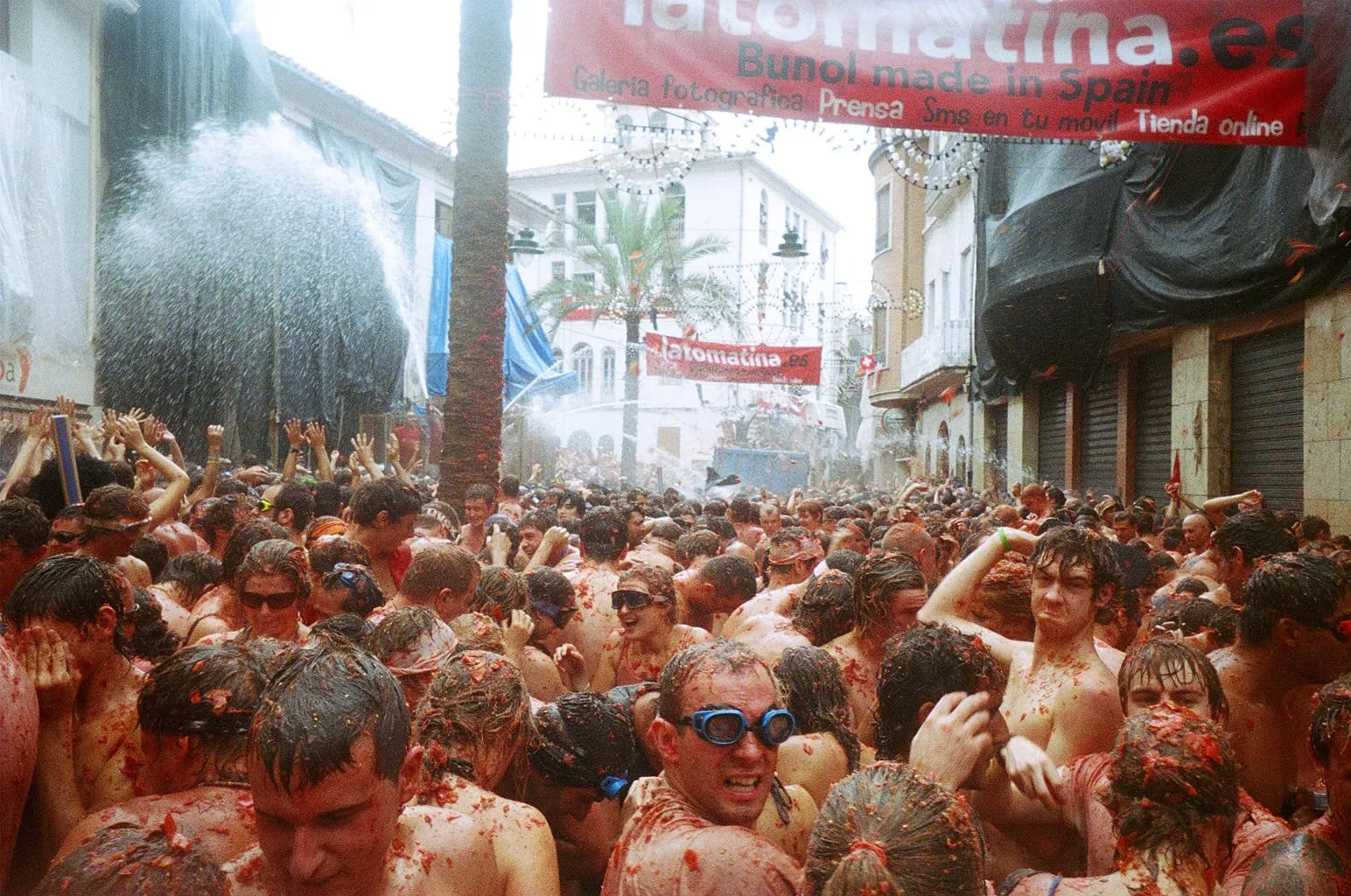 La Tomatina: The Tomato Battle in Buñol (How to Join In) 5 The origin story of La Tomatina — why do people throw tomatoes?