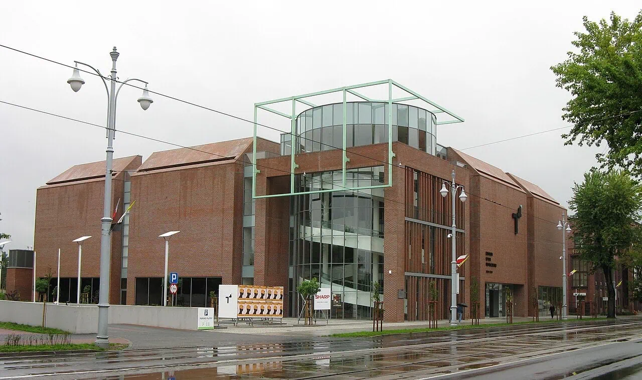 Toruň, Polsko: 12 tipů, co vidět a dělat (UNESCO, perník, Koperník) 23 Centrum současného umění Znaki Czasu (CSW) v Toruni s moderní architekturou