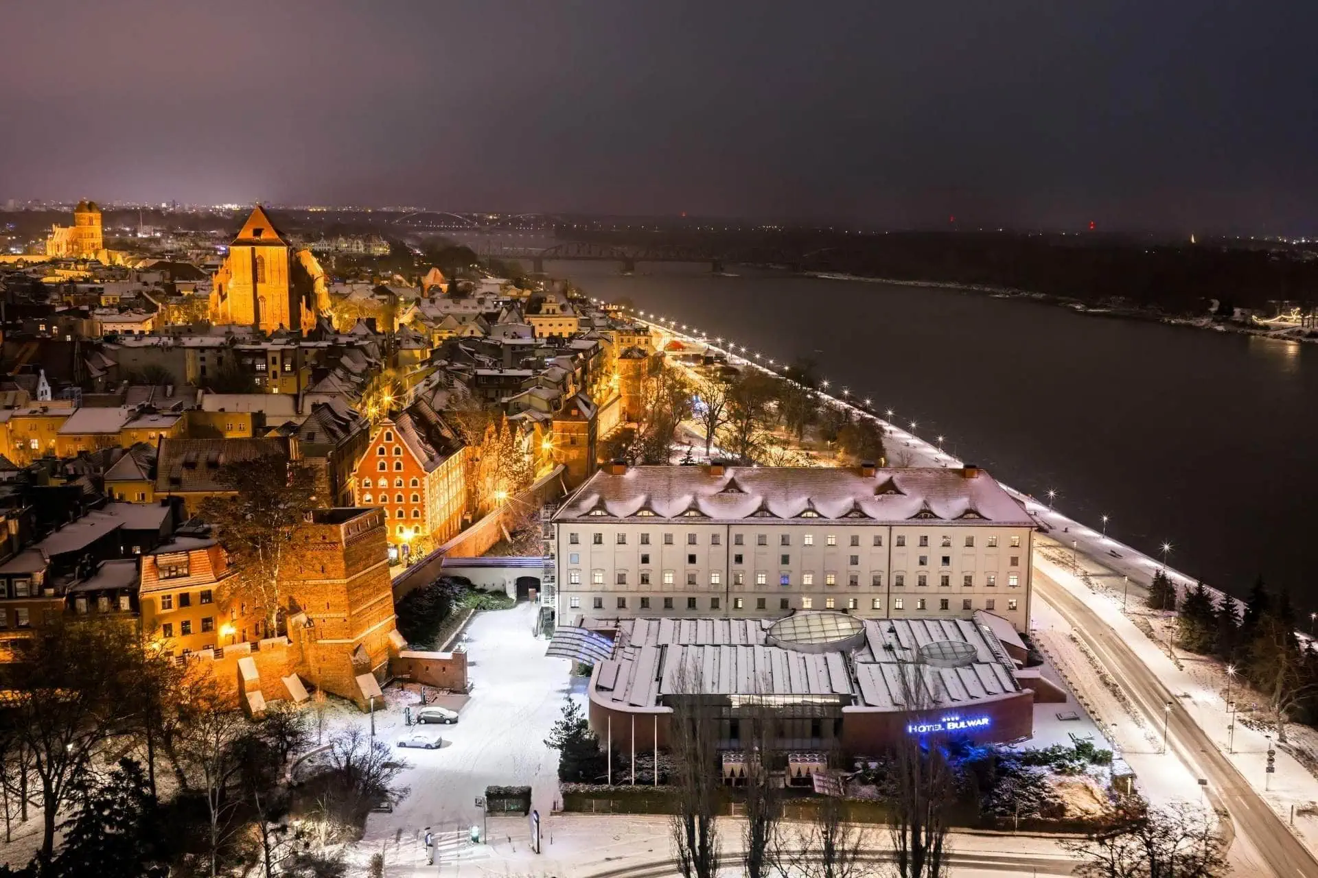 Toruň, Polsko: 12 tipů, co vidět a dělat (UNESCO, perník, Koperník) 5 Hotel Bulwar v Toruni s výhledem na nábřeží Visly