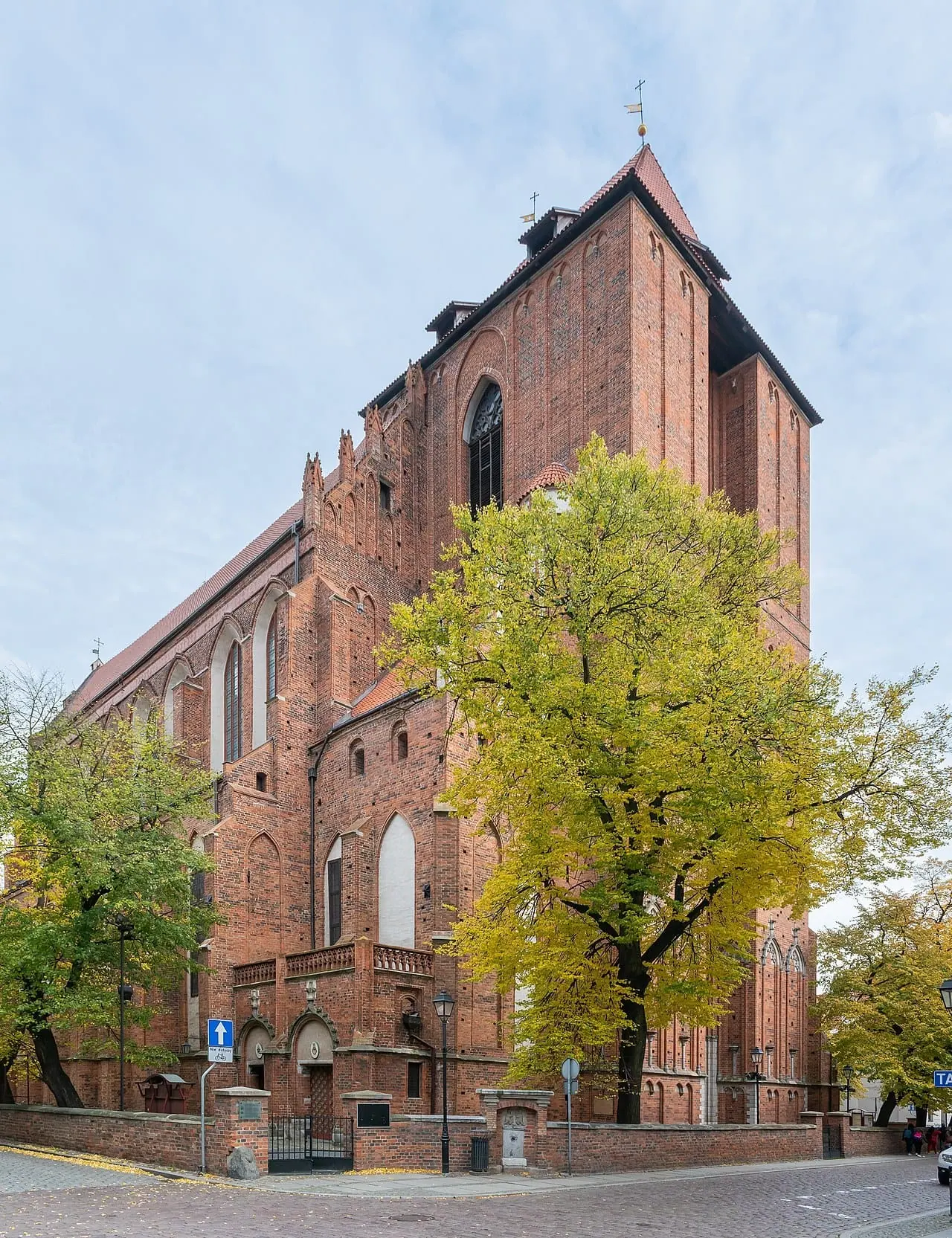 Toruň, Polsko: 12 tipů, co vidět a dělat (UNESCO, perník, Koperník) 14 Bazilika svatého Jana Křtitele a Jana Evangelisty v Toruni