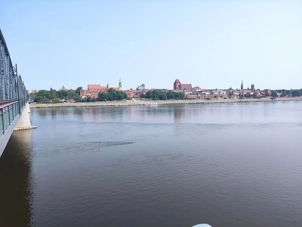 Toruň, Polsko: 12 tipů, co vidět a dělat (UNESCO, perník, Koperník) 20 Pohled na toruňské Staré Město z mostu maršála Józefa Piłsudského přes Vislu
