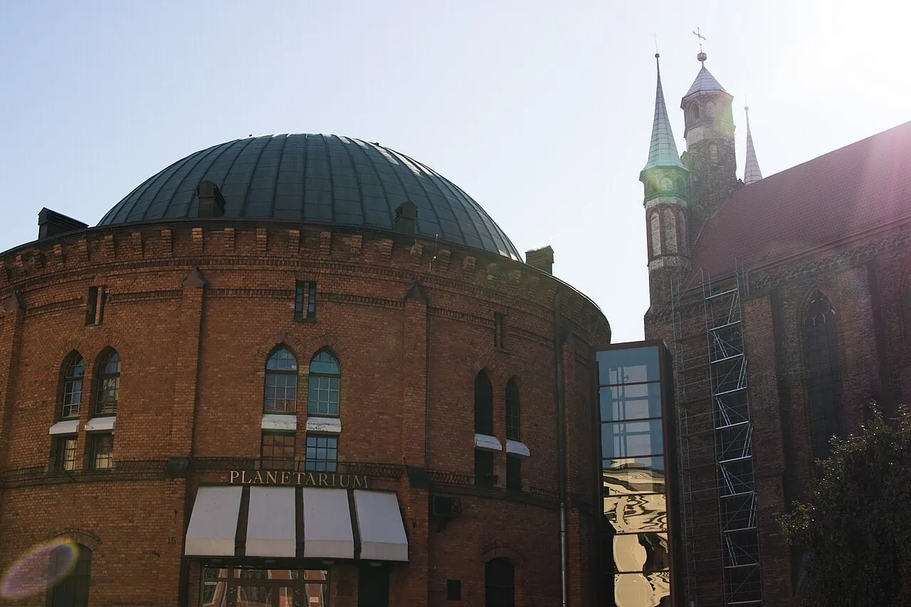 Toruň, Polsko: 12 tipů, co vidět a dělat (UNESCO, perník, Koperník) 22 Budova toruňského Planetária v historickém centru