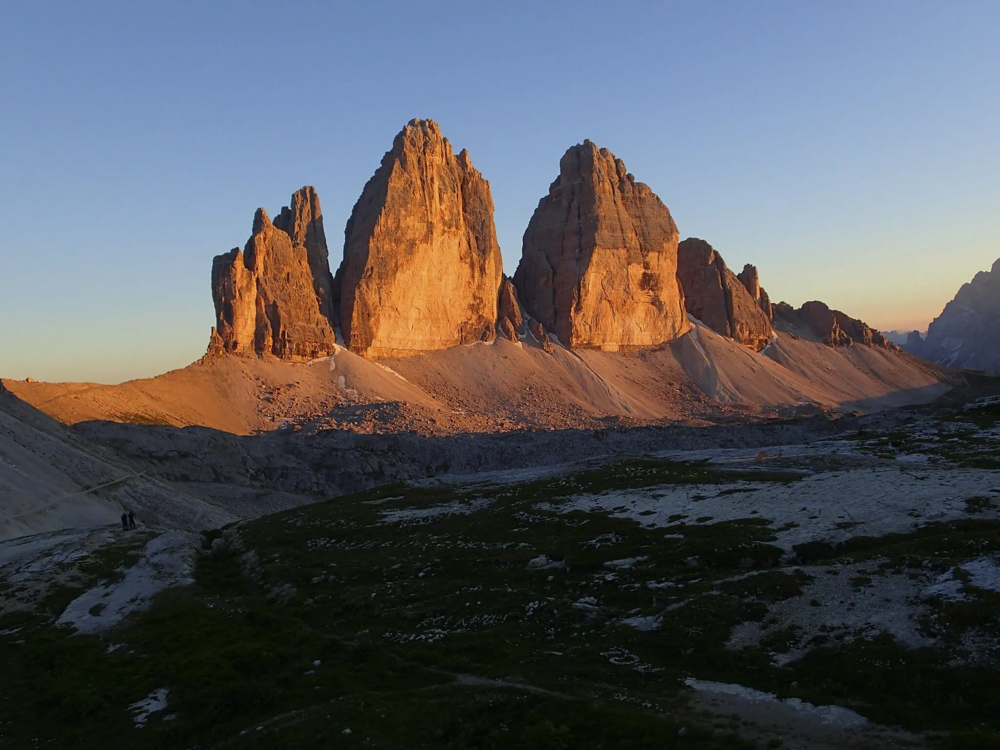 Tre Cime di Lavaredo nasvícené do ruda při západu slunce (enrosadira)