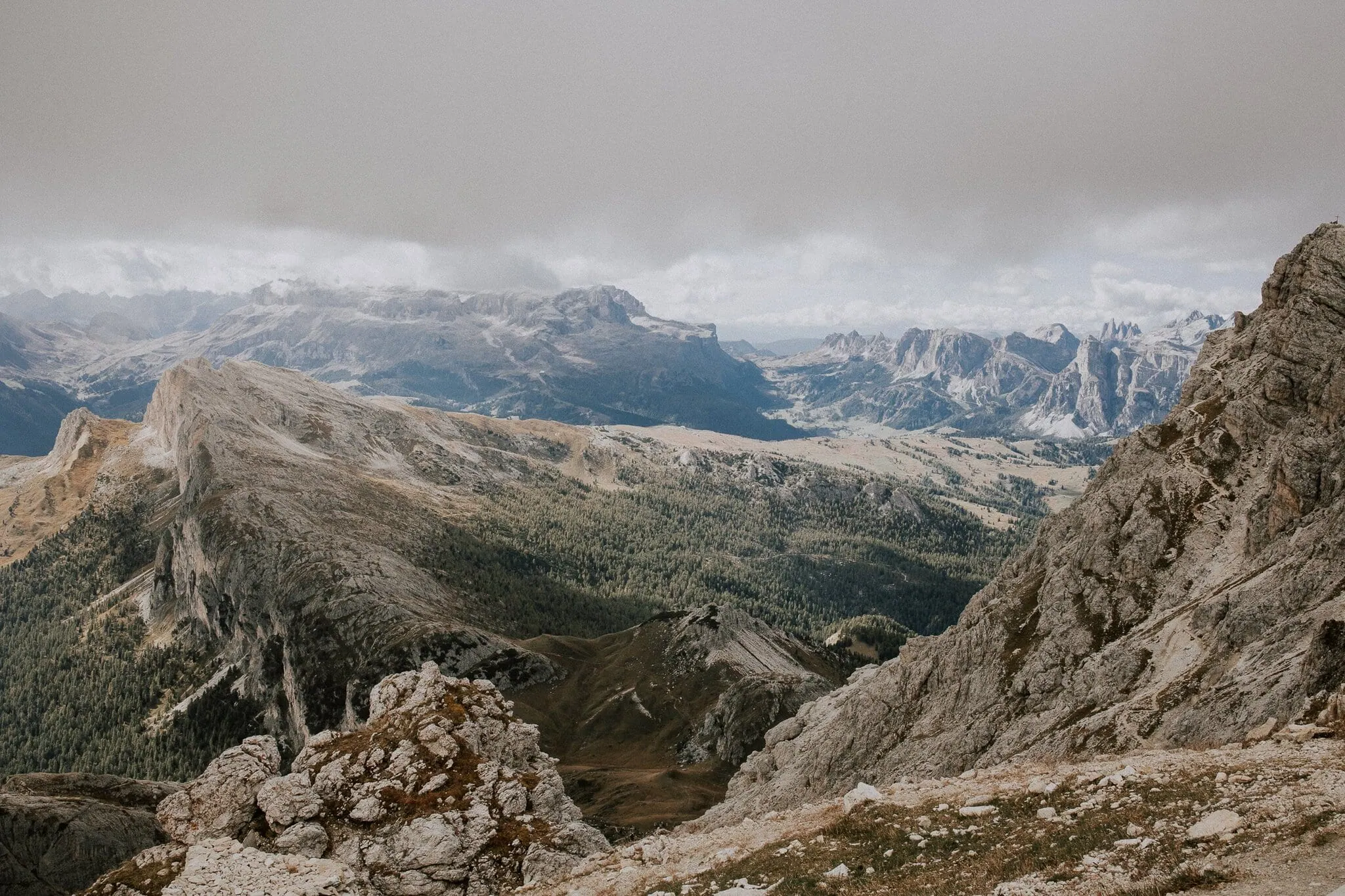Skalnaté hřebeny Dolomit u sedla Forcella Lavaredo