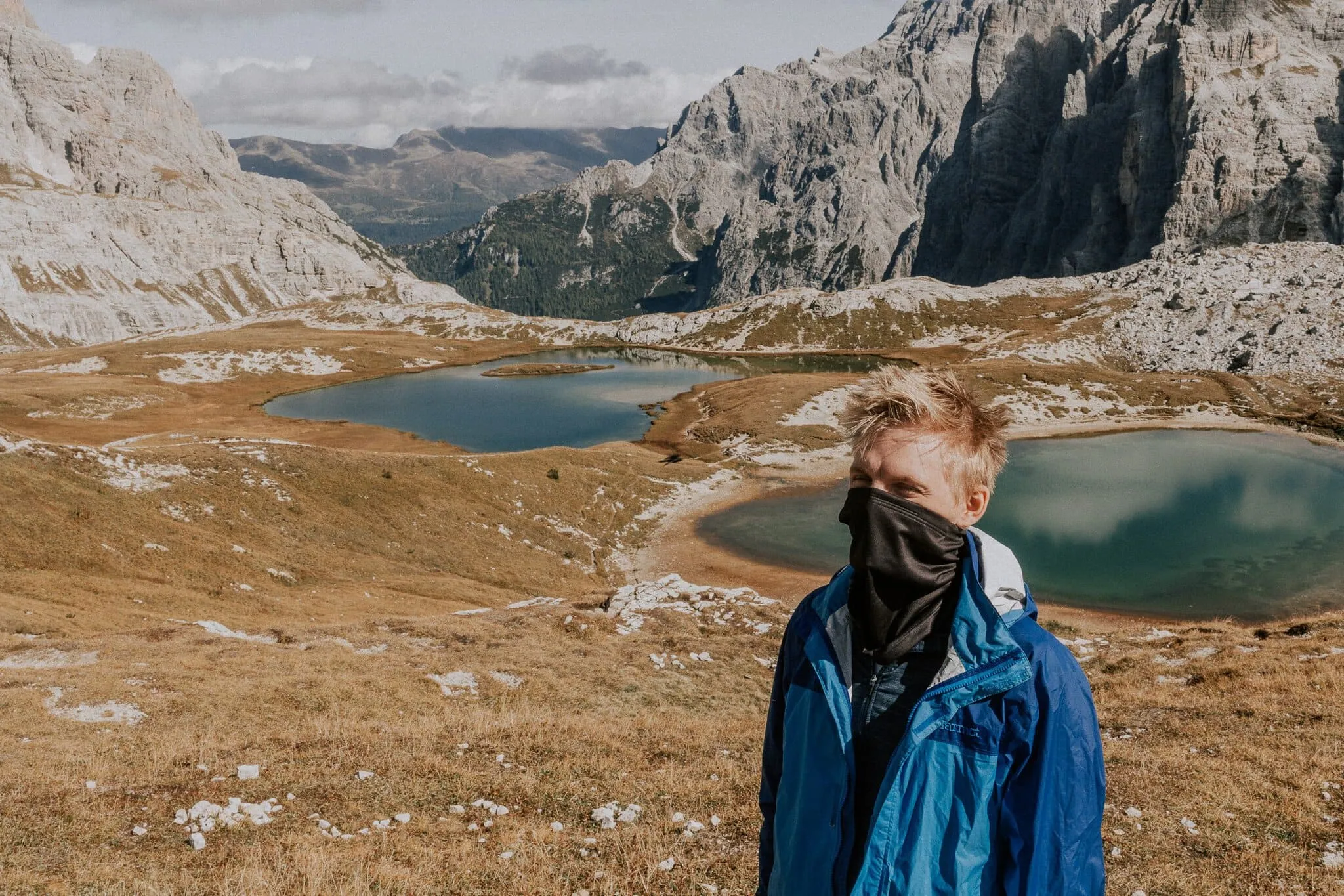 Horská jezera v ledovcové kotlině pod dramatickými štíty