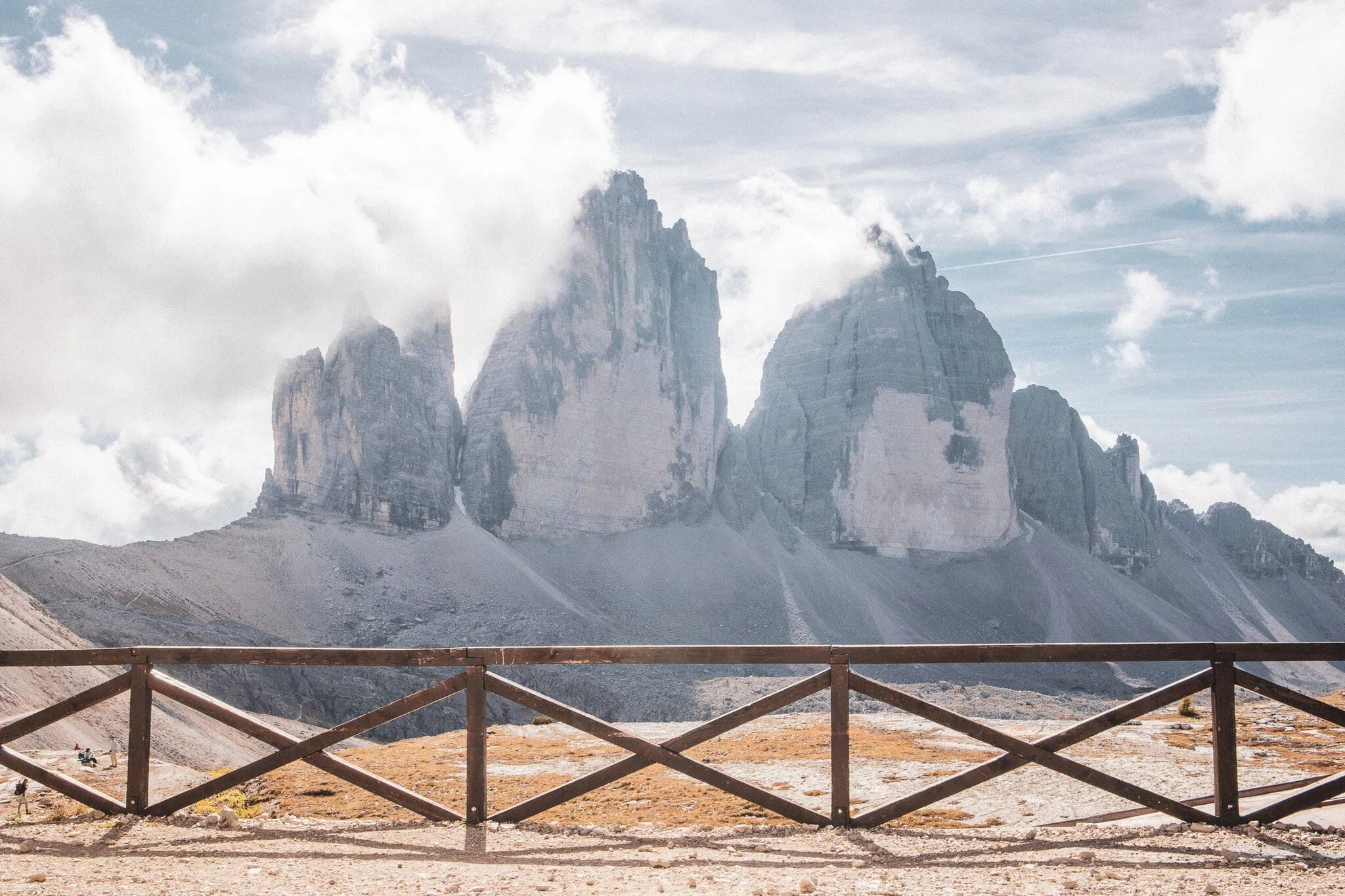 Tři věže Tre Cime di Lavaredo s dřevěným křížem v popředí