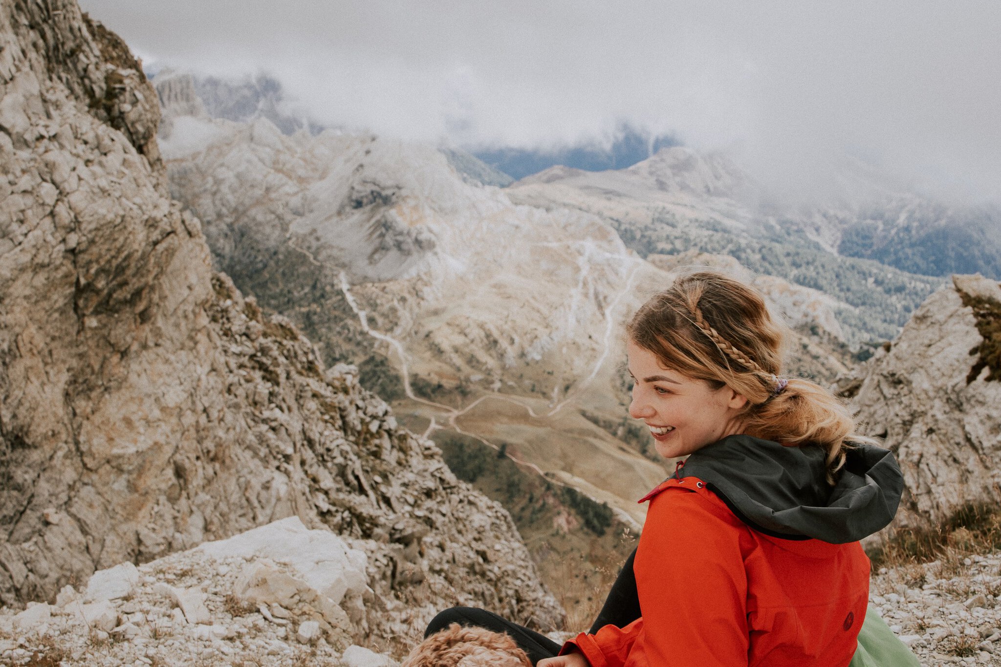 Drei Zinnen in Italien: 12 Tipps, was man sehen und unternehmen kann 7 Wanderin betrachtet das Panorama der Dolomitengipfel