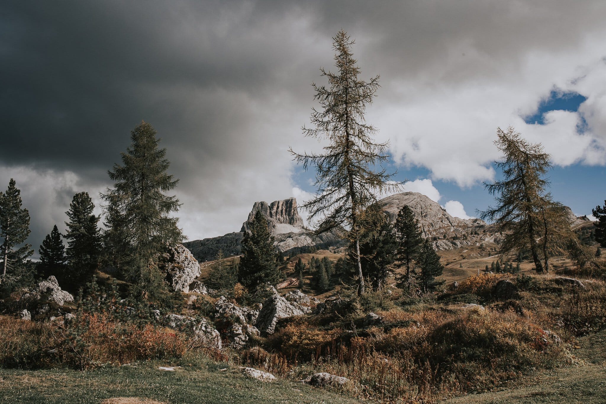 Drei Zinnen in Italien: 12 Tipps, was man sehen und unternehmen kann 3 Goldene Herbstlärchen und Felsgipfel der Dolomiten