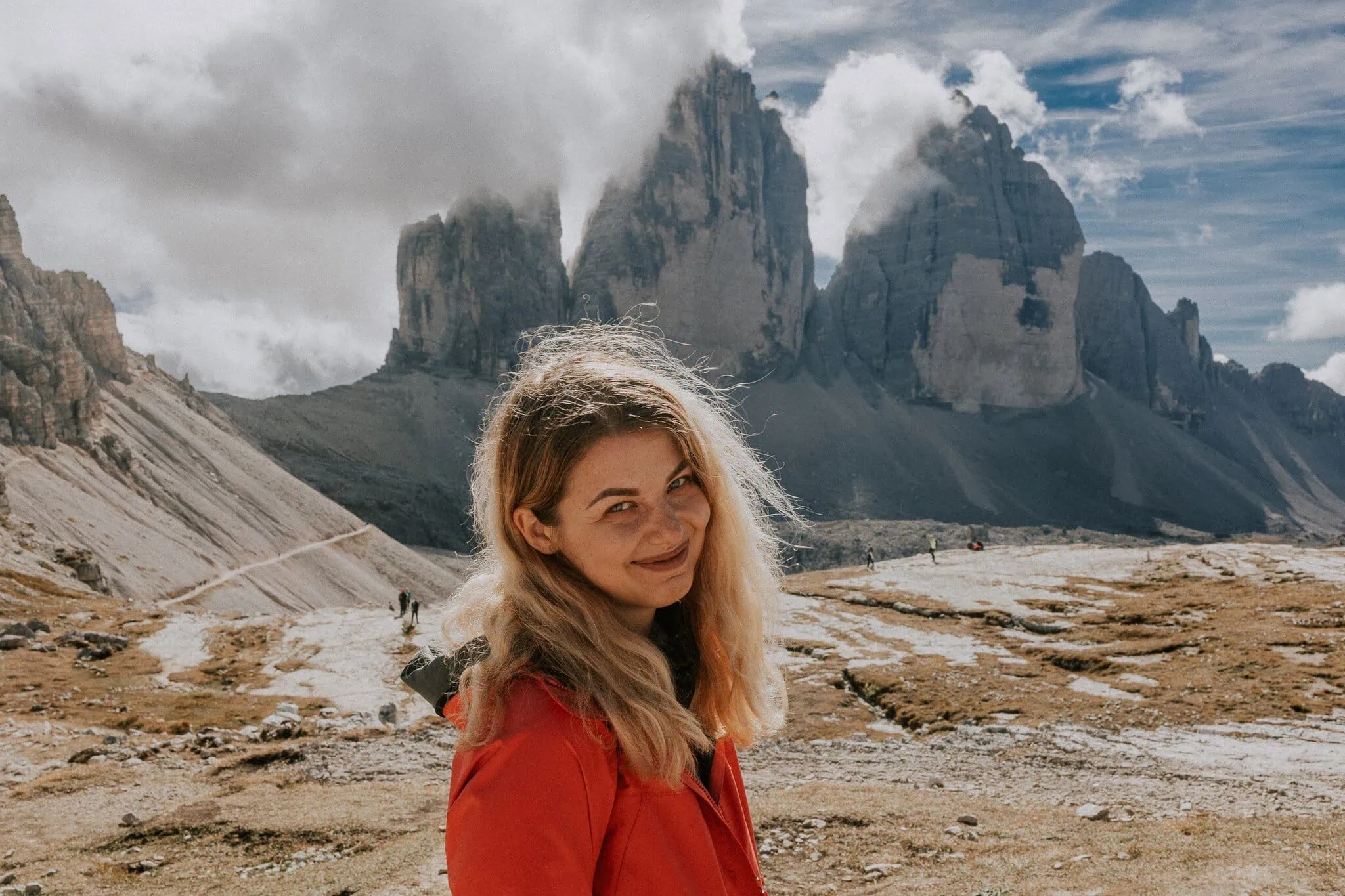 Pohled na tři masivní skalní věže Tre Cime di Lavaredo zblízka