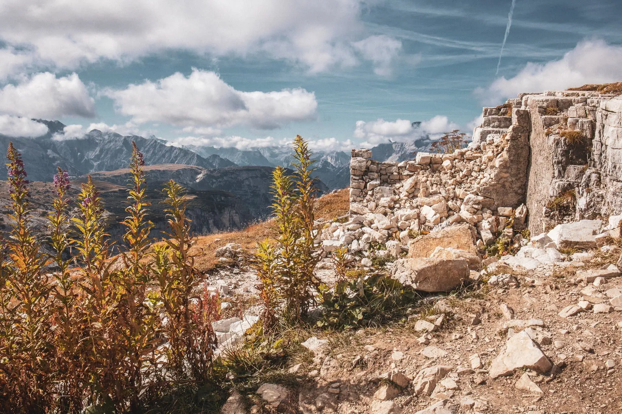 Kamenná stavba a horská krajina v oblasti Rifugio Auronzo