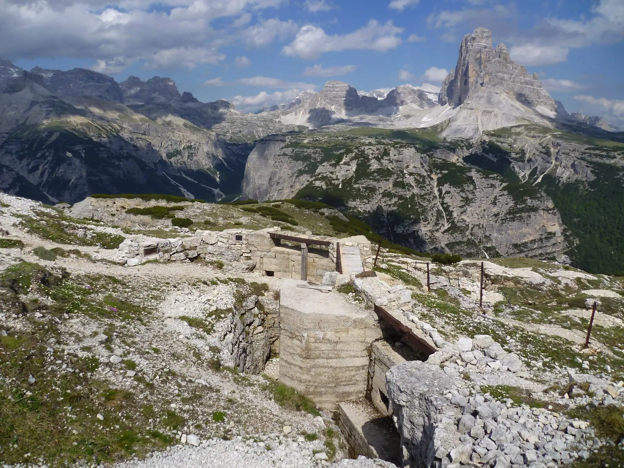 Zákopy z 1. světové války v horách u Tre Cime di Lavaredo
