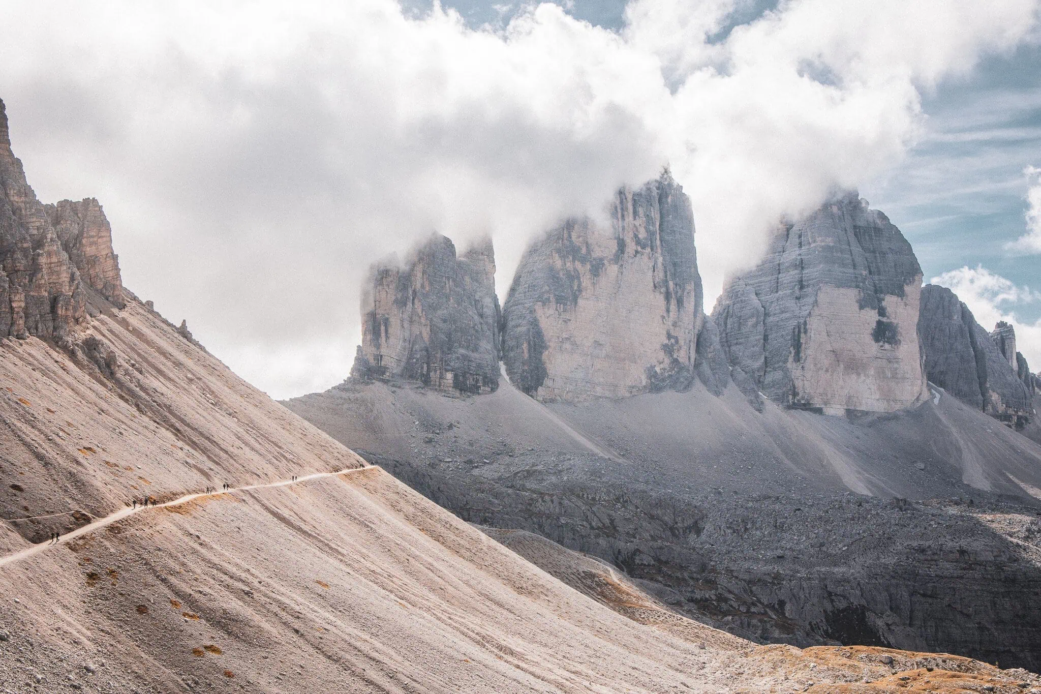 Tři skalní věže Tre Cime di Lavaredo zahalené v oblacích