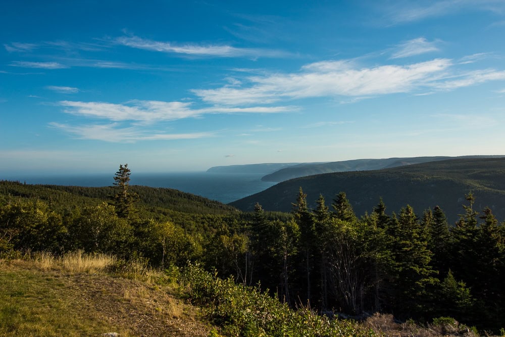 Cabot Trail, Nova Scotia: 15 lucruri de văzut și făcut 2 Vale cu priveliște spre coasta insulei Cape Breton