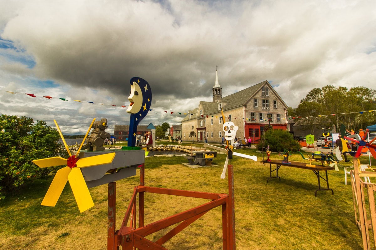 Mahone Bay, Nova Scotia: 15 lucruri de văzut și făcut în cel mai fermecător orășel din Canada 9 Instalații artistice în piața din Mahone Bay