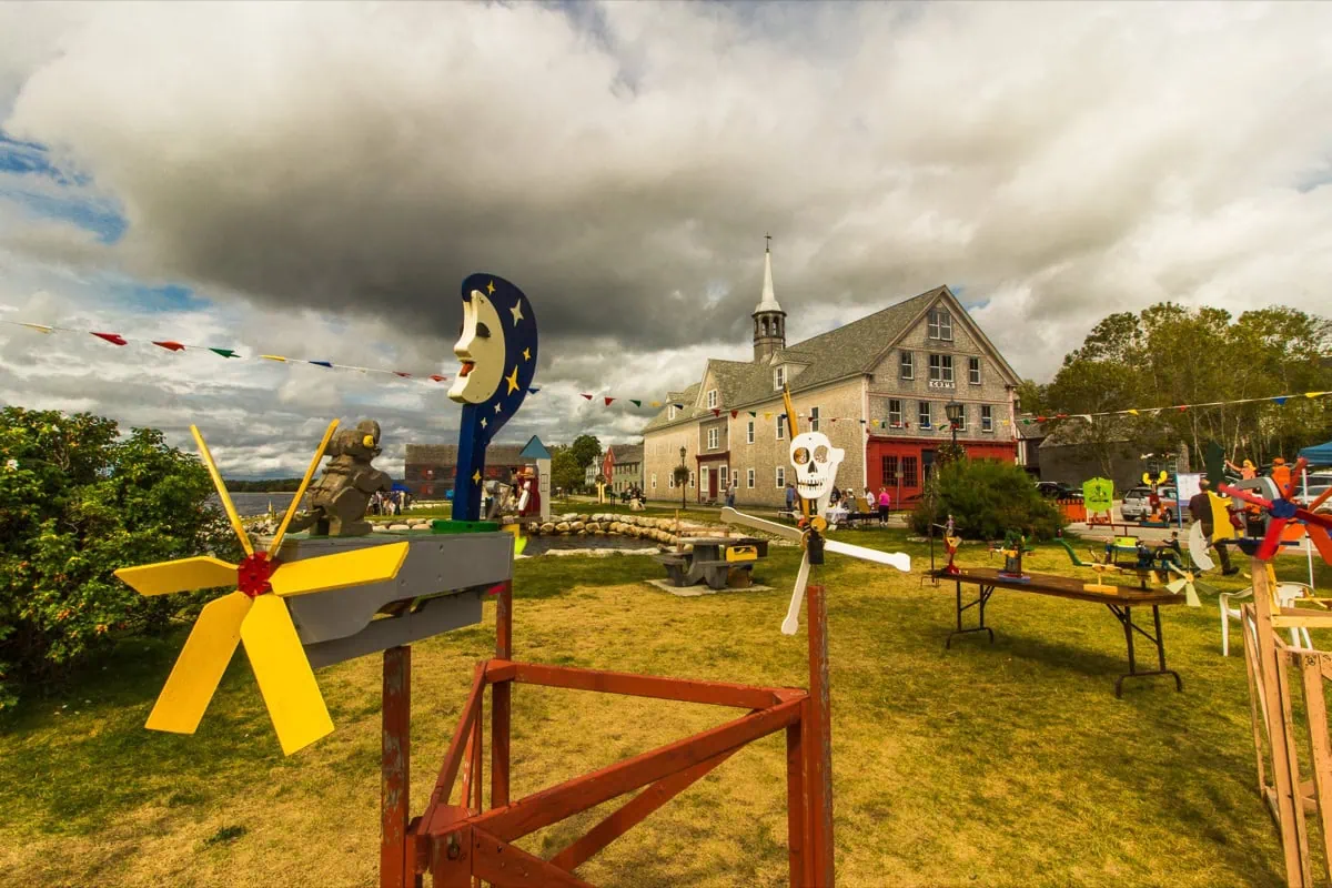 Umělecké instalace na náměstí v Mahone Bay