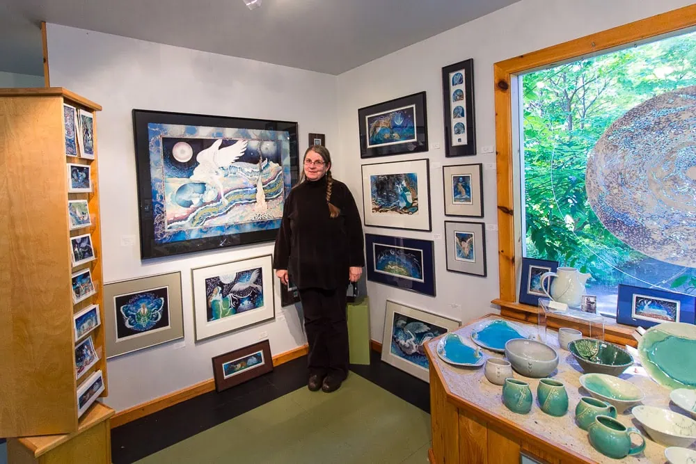 Umělkyně v galerii a ateliéru na Prince Edward Island