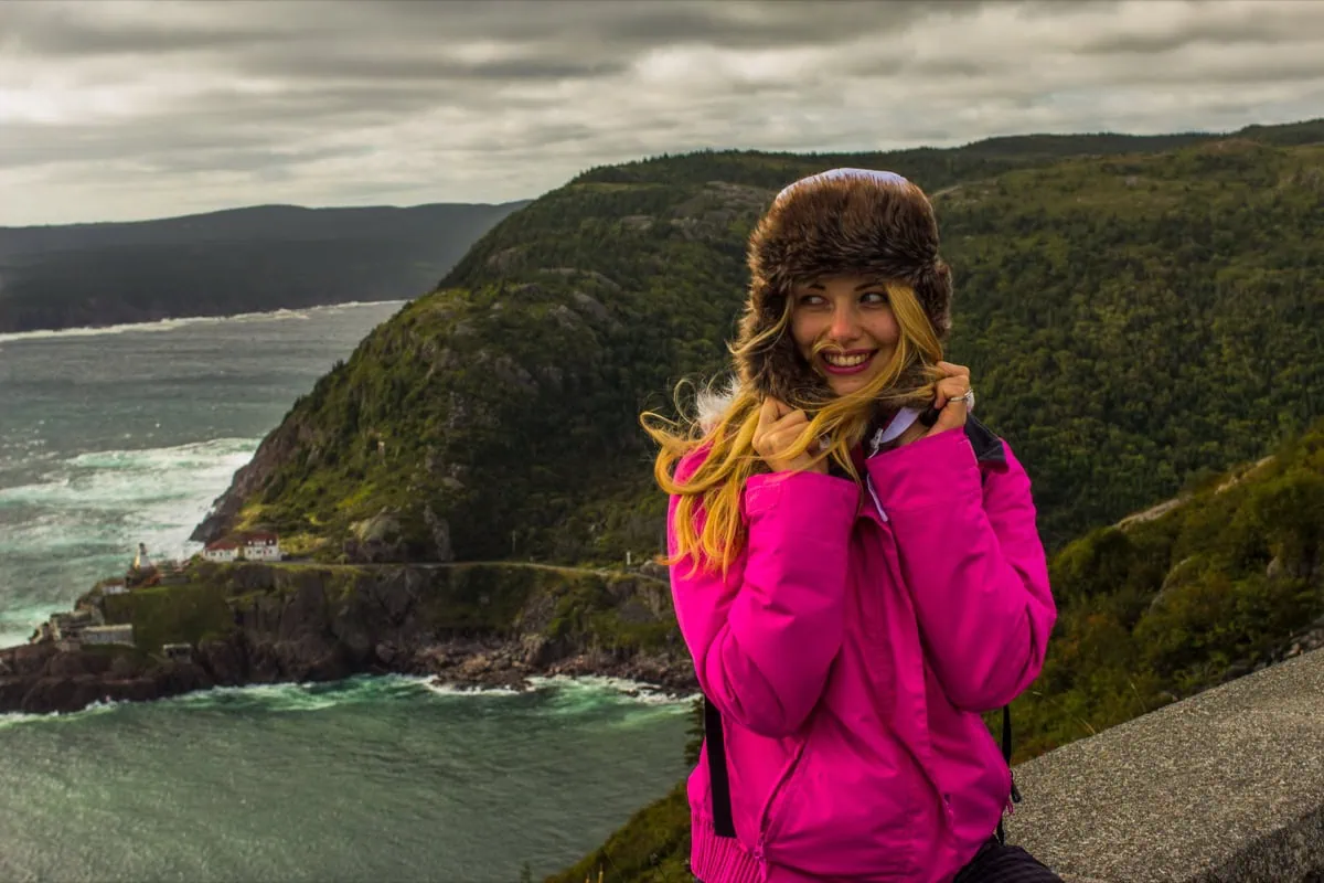 Viaggiatrice con vista sulla costa drammatica vicino a St. John's
