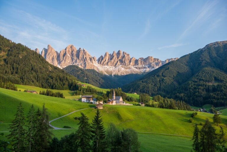 Kostelík Santa Maddalena na louce pod štíty Odle ve Val di Funes
