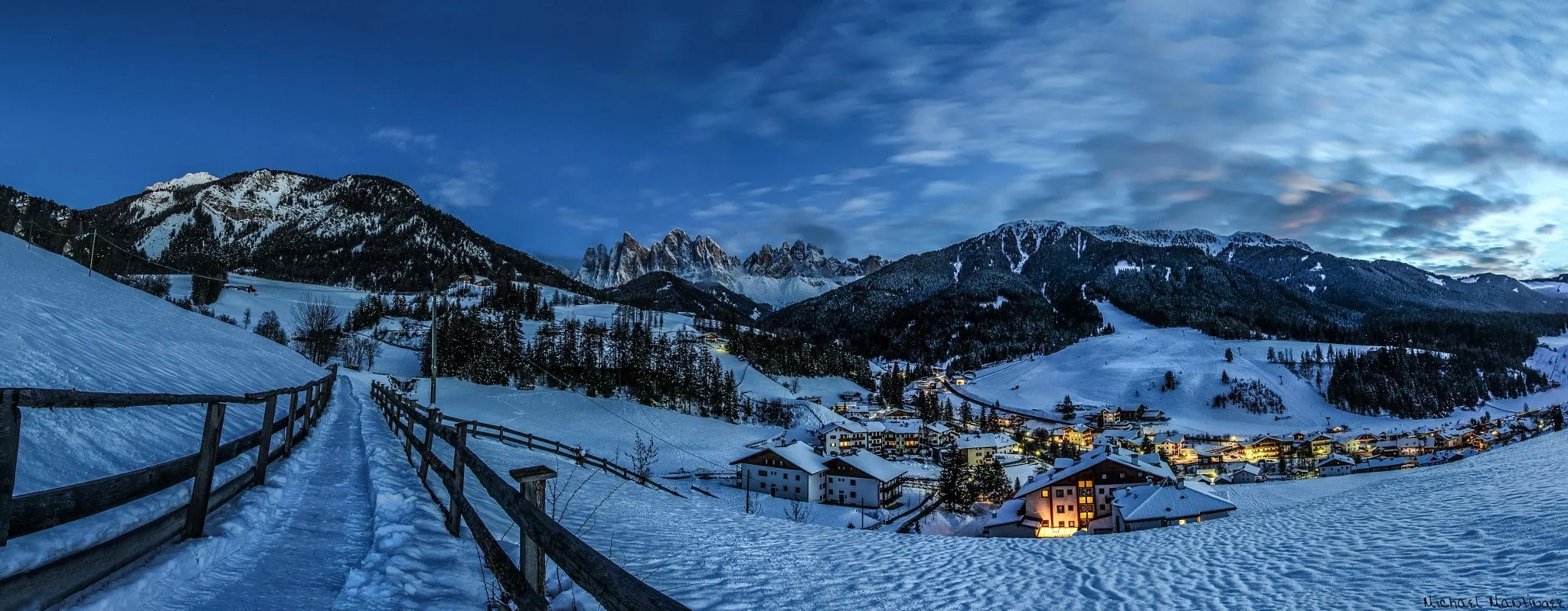Kostelík Santa Maddalena za soumraku pod Odle