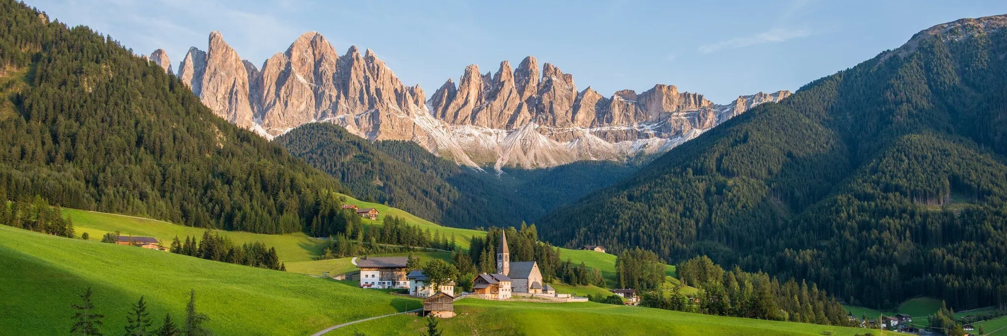 Panorama údolí Val di Funes s kostelíkem Santa Maddalena