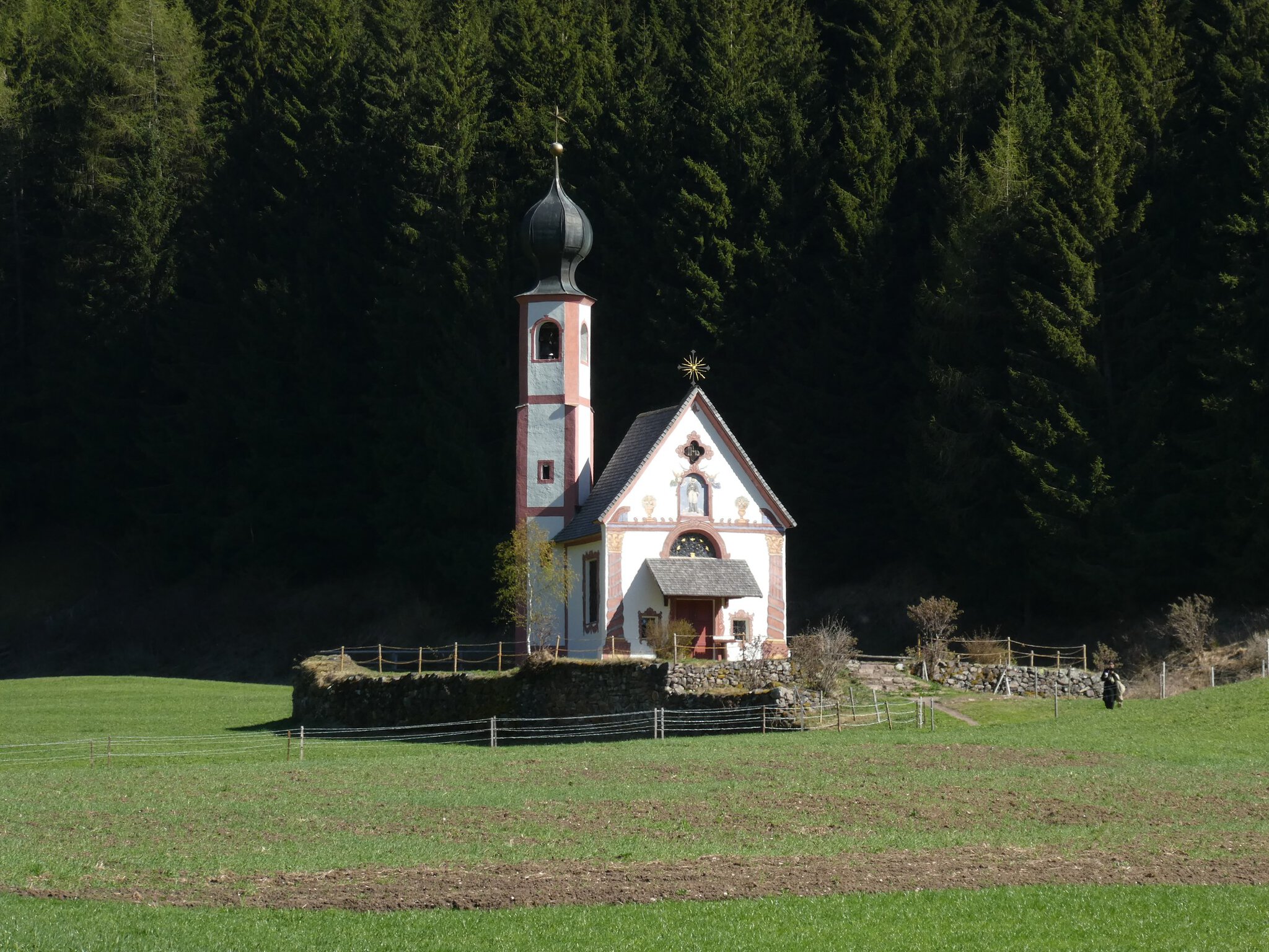 Val di Funes și Santa Maddalena, Dolomiți Italia: 12 lucruri de văzut și făcut 4 Bisericuța San Giovanni in Ranui cu turn în formă de bulb pe pajiștea de sub Odle