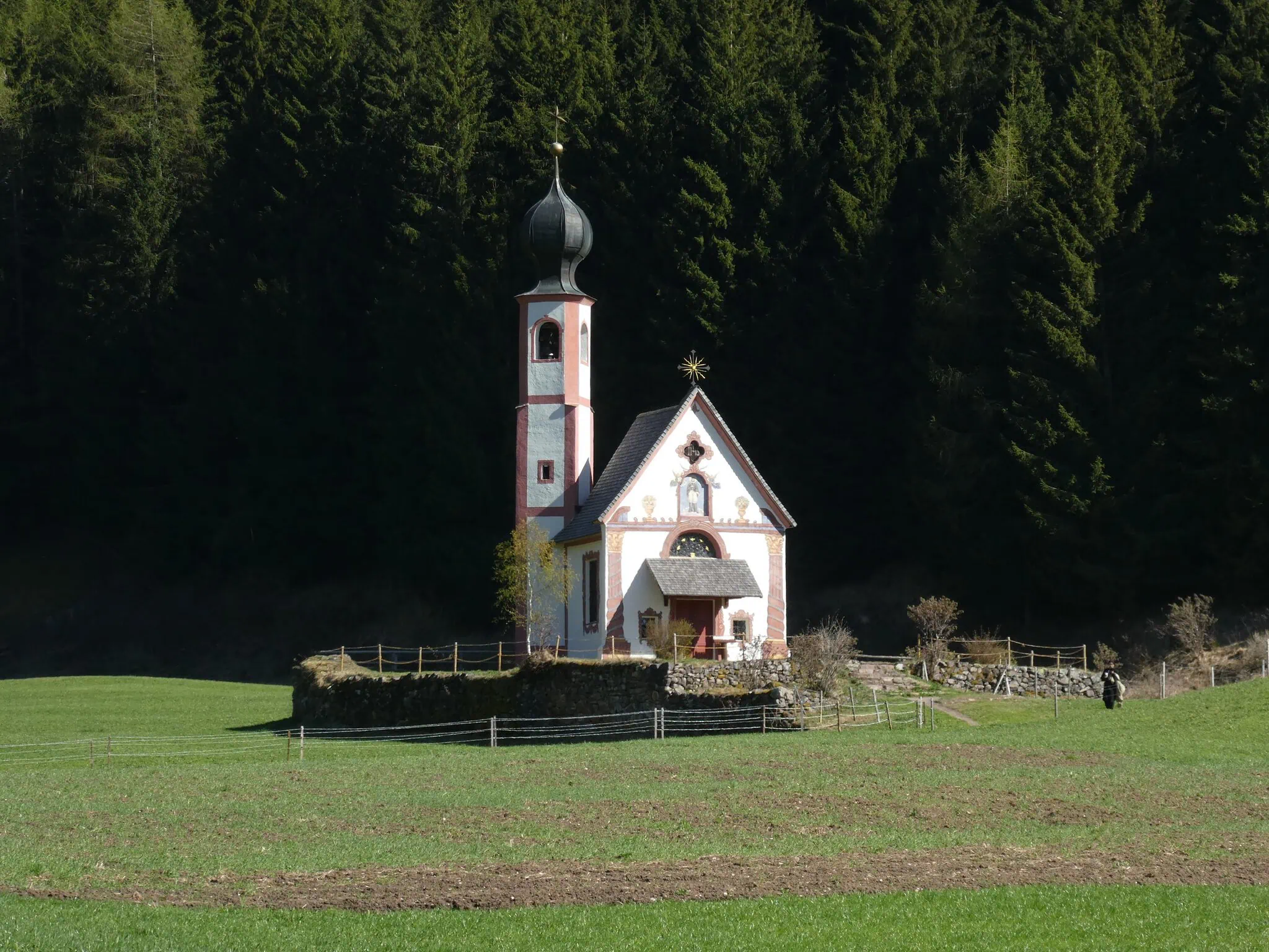 Kostelík San Giovanni in Ranui s cibulovou věží na louce pod Odle