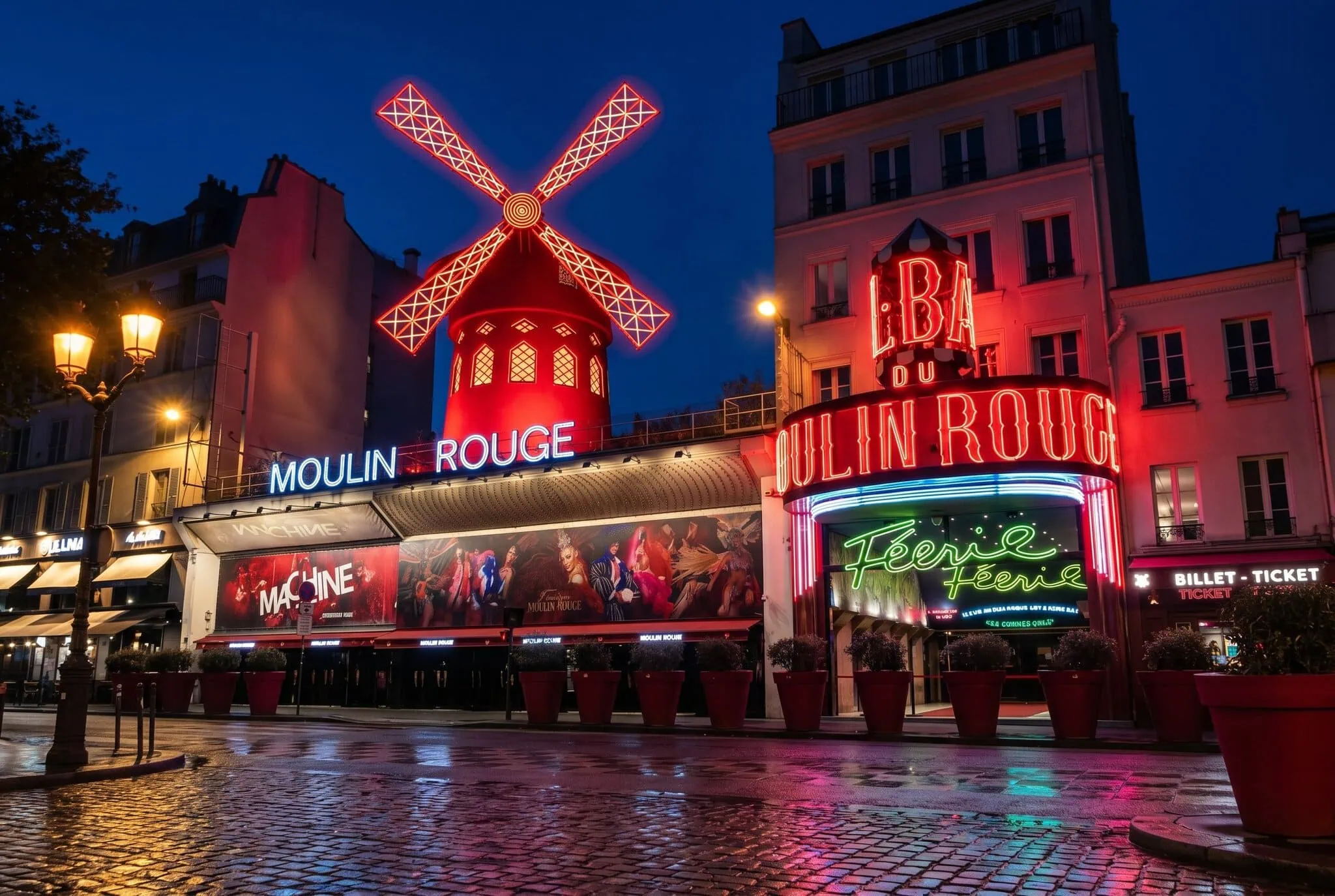 Insegna al neon rossa del Moulin Rouge sulla Place Blanche di sera