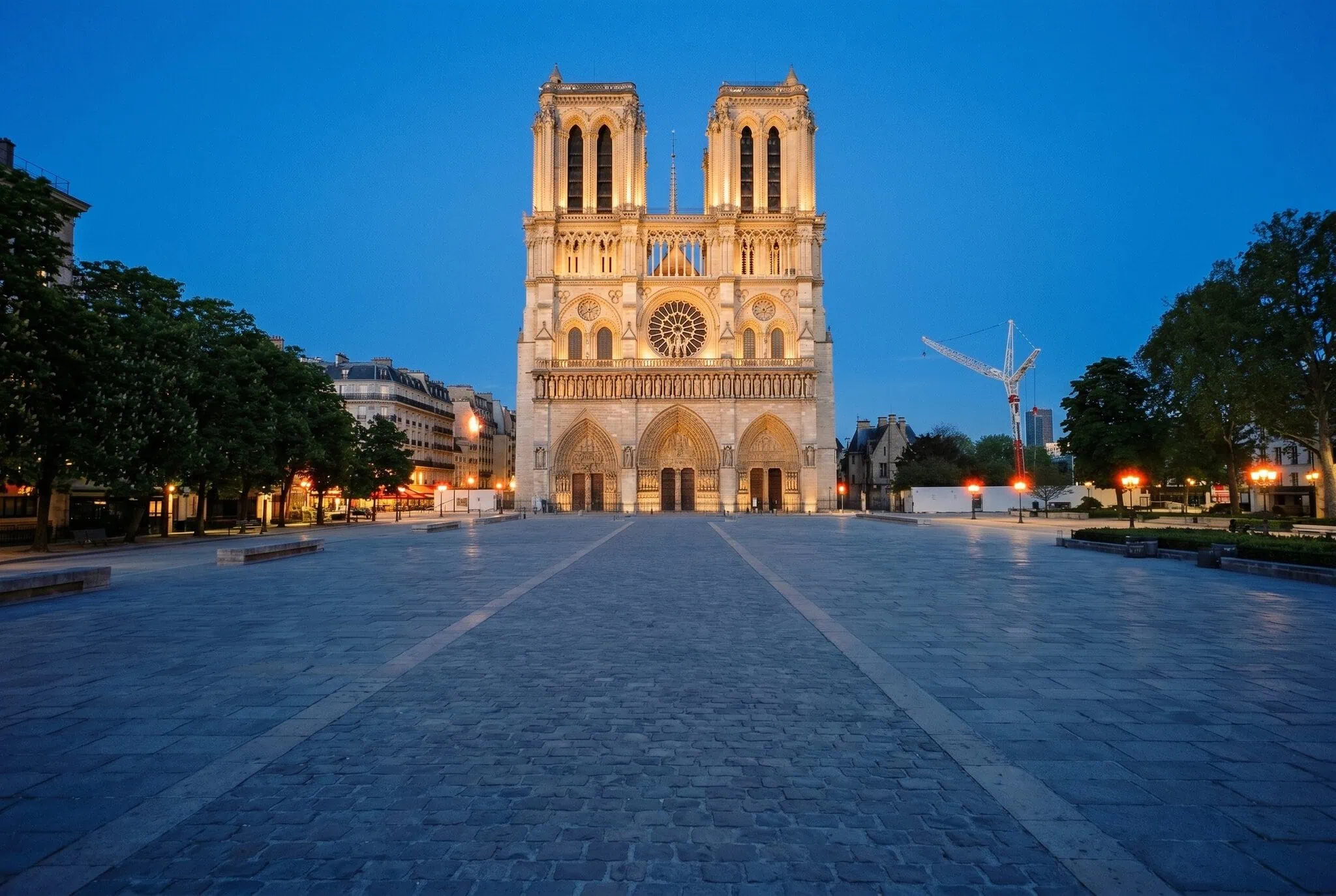 Notre-Dame nell'ora blu serale dopo il restauro