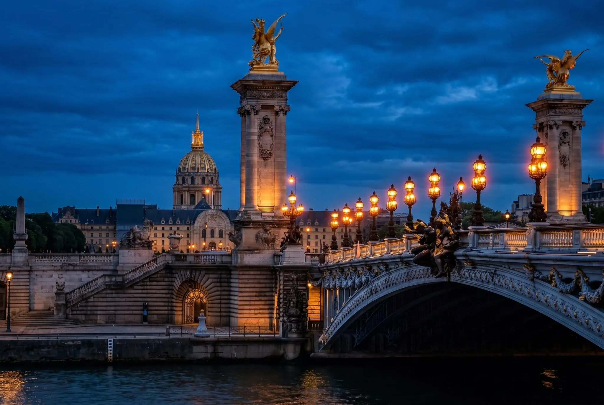 Pont Alexandre III con lampioni illuminati durante l'ora blu