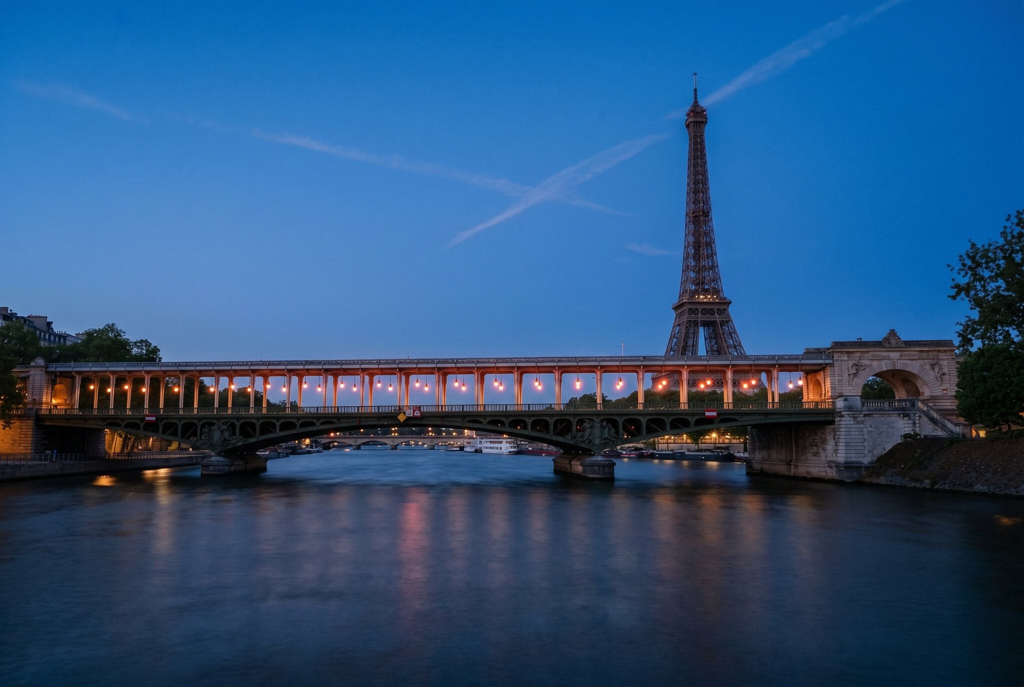 Hemliga Paris: 30 dolda pärlor dit turistmassan aldrig hittar 32 Tvåvåningsbron Pont de Bir-Hakeim med metroesplanad