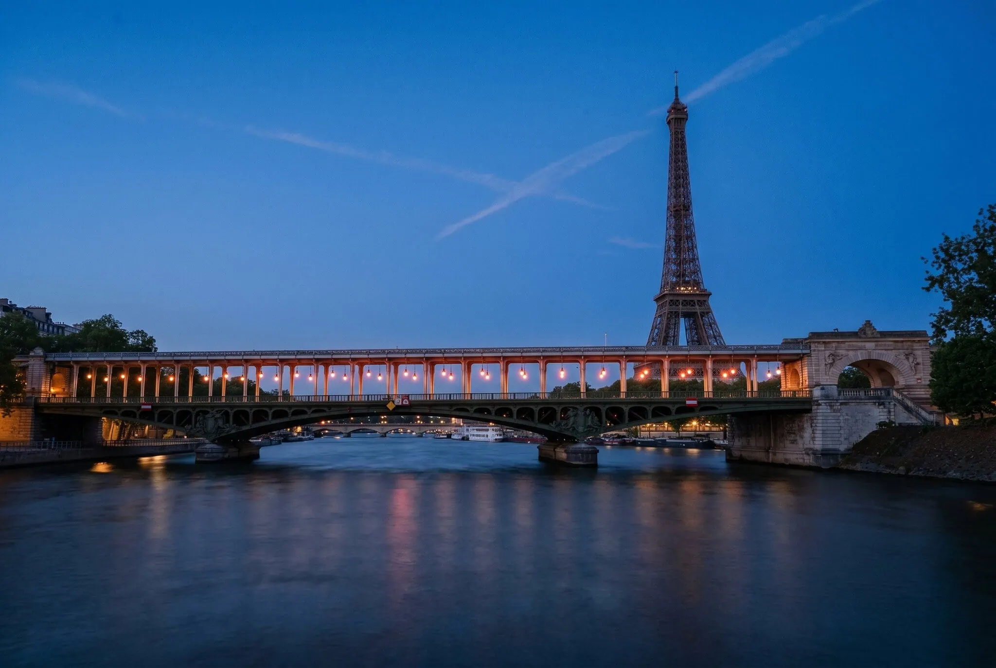Dvojposchodový most Pont de Bir-Hakeim s metro estakádou