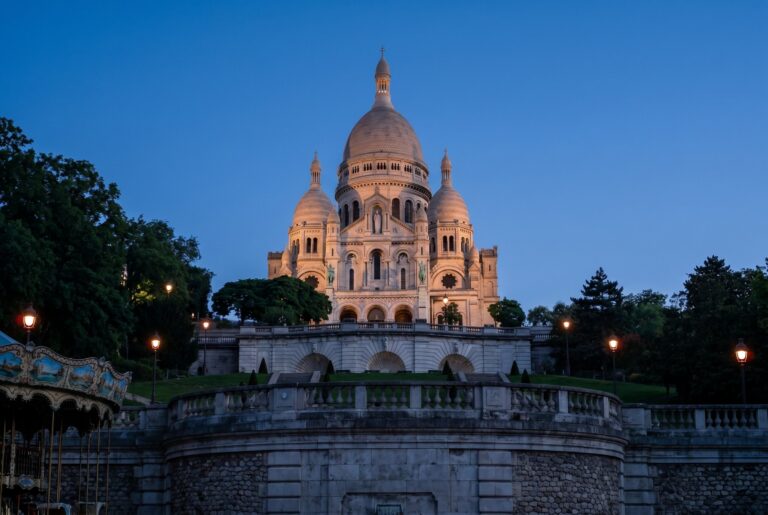 Bílá kupole Sacré-Cœur za modré hodiny nad Montmartrem