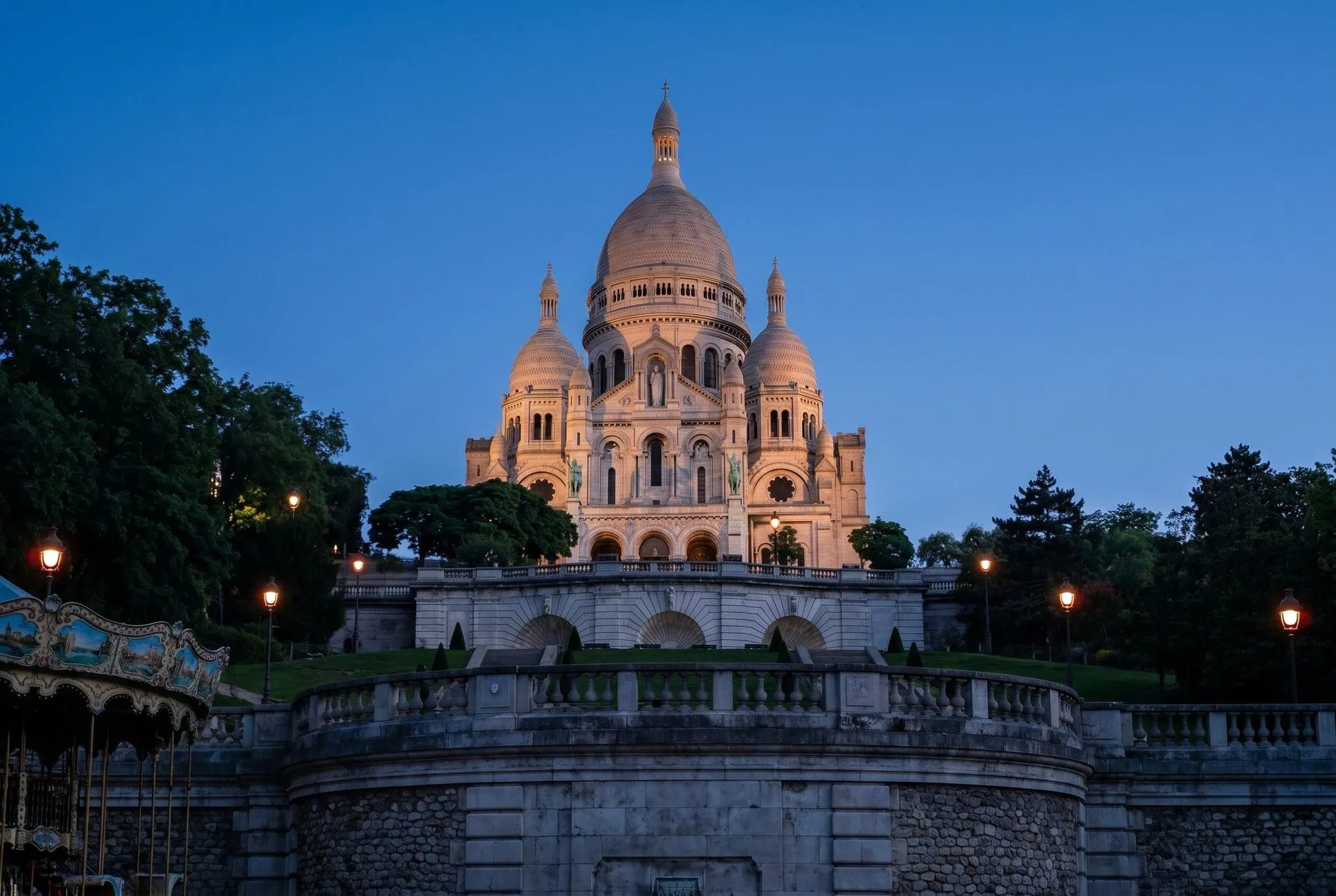 Cupola bianca del Sacré-Cœur durante l'ora blu sopra Montmartre