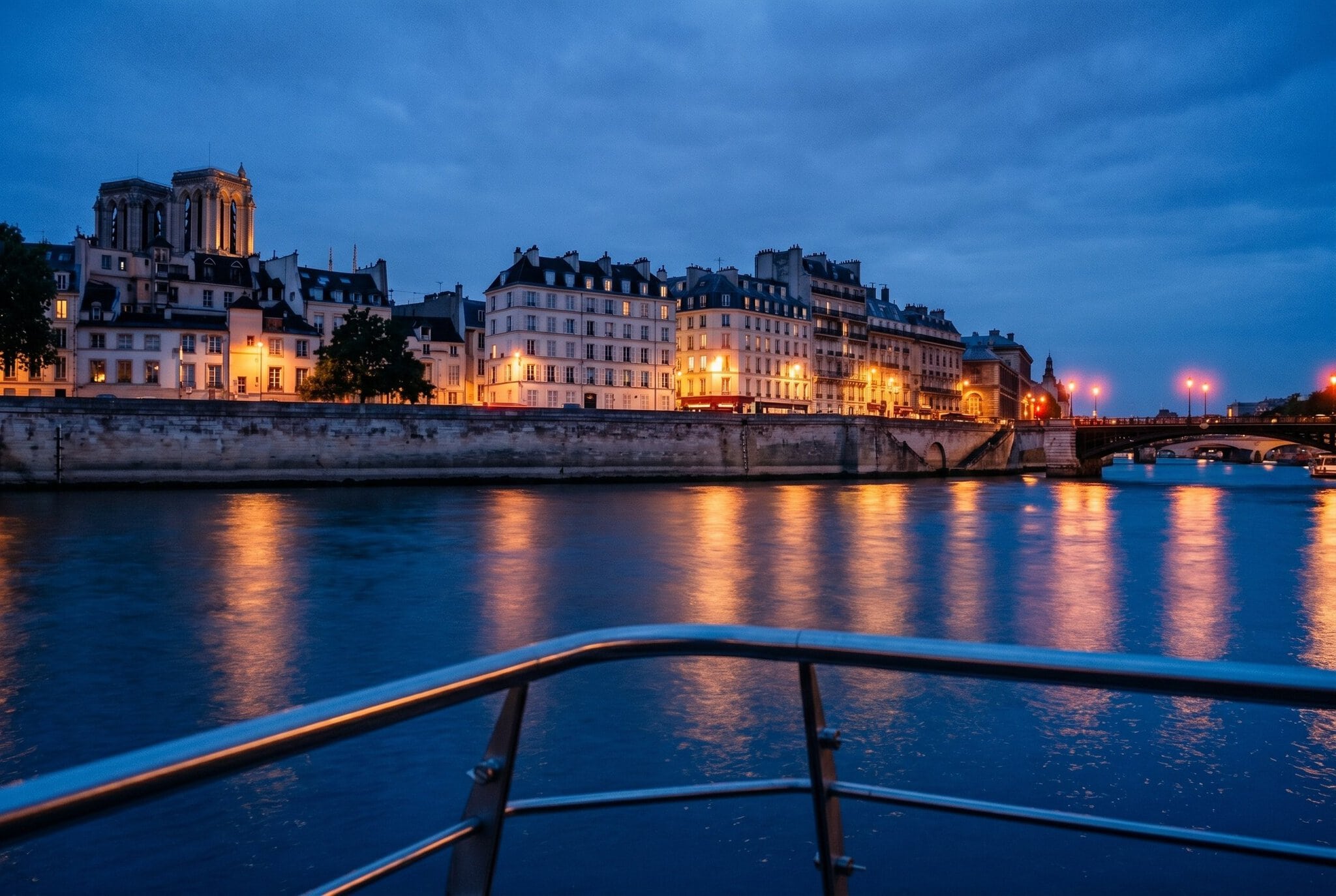 Parisul seara: jazz, speakeasy, rooftopuri și operă (ghid complet al vieții de noapte) 12 Un Bateau Mouche pe Sena de seară cu palate luminate