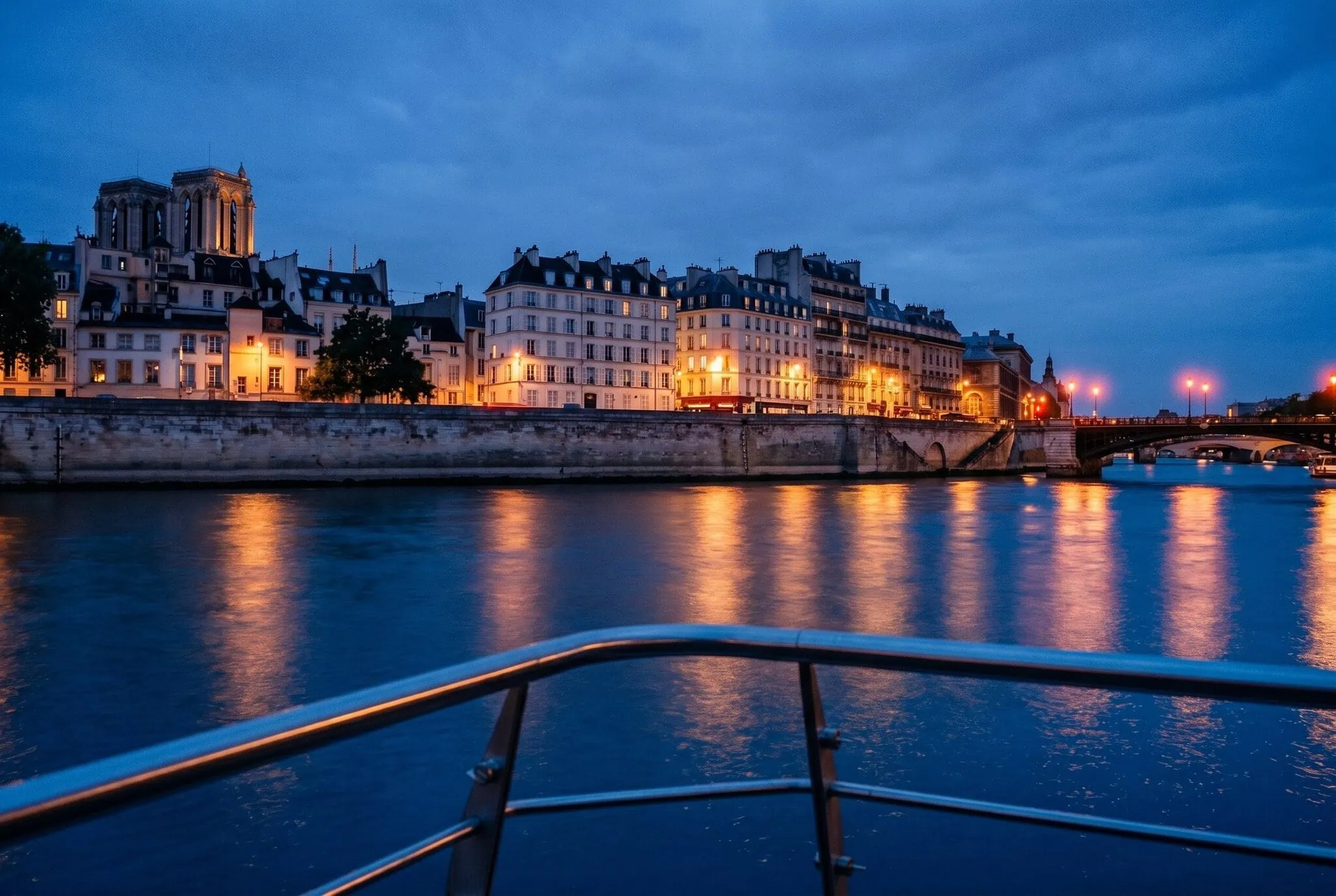 Bateau Mouche sulla Senna serale con palazzi illuminati