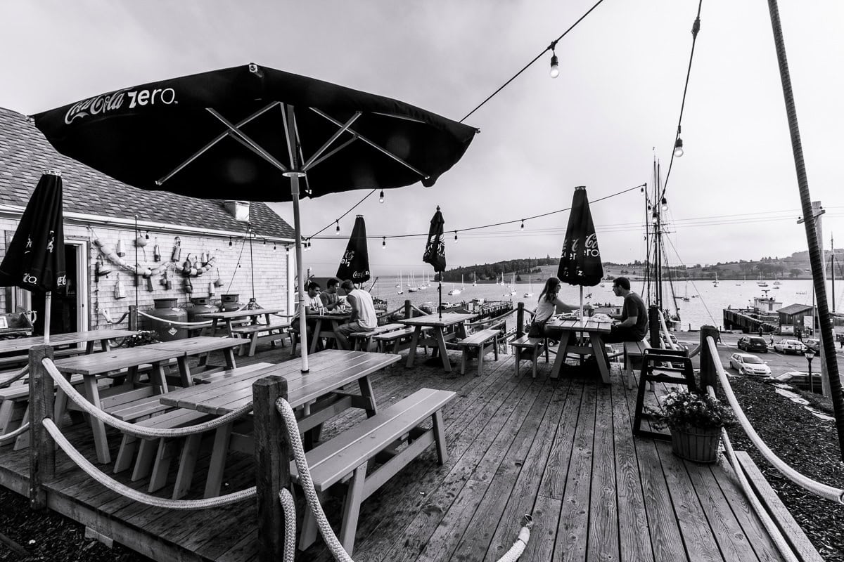 Lunenburg, Nova Scotia: 15 lucruri de văzut și făcut în cel mai colorat orășel din Canada 17 Restaurant în aer liber lângă portul din Lunenburg