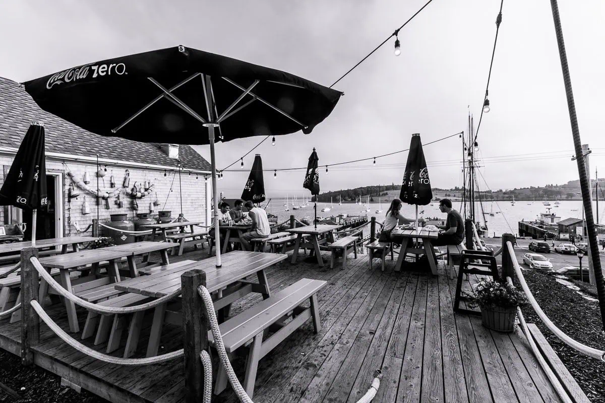 Venkovní restaurace u lunenburského přístavu