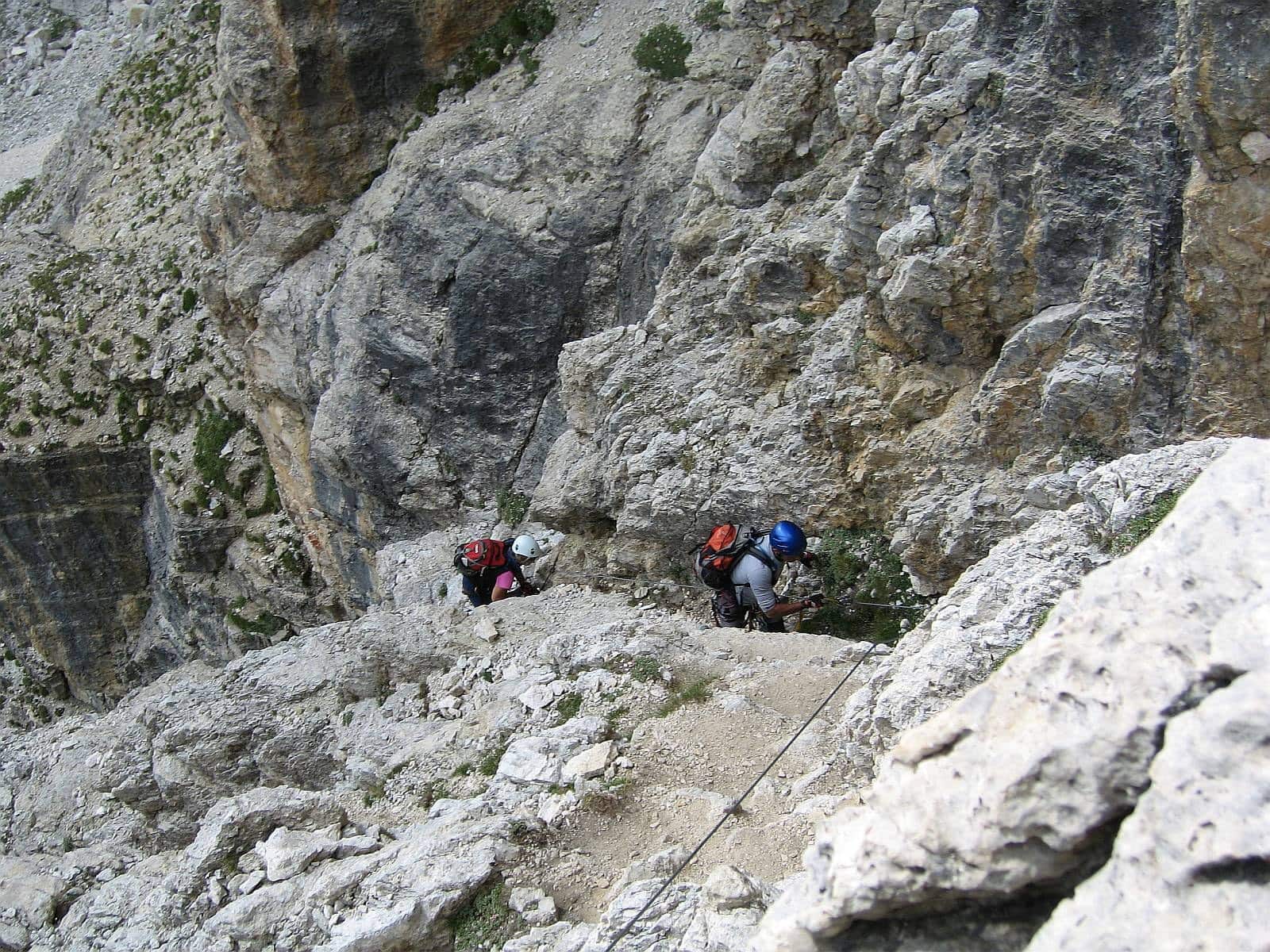 Via ferraty v Dolomitech pro začátečníky: 5 nejlepších tras 1 Horolezec na via ferratě Piz de Lech v Dolomitech