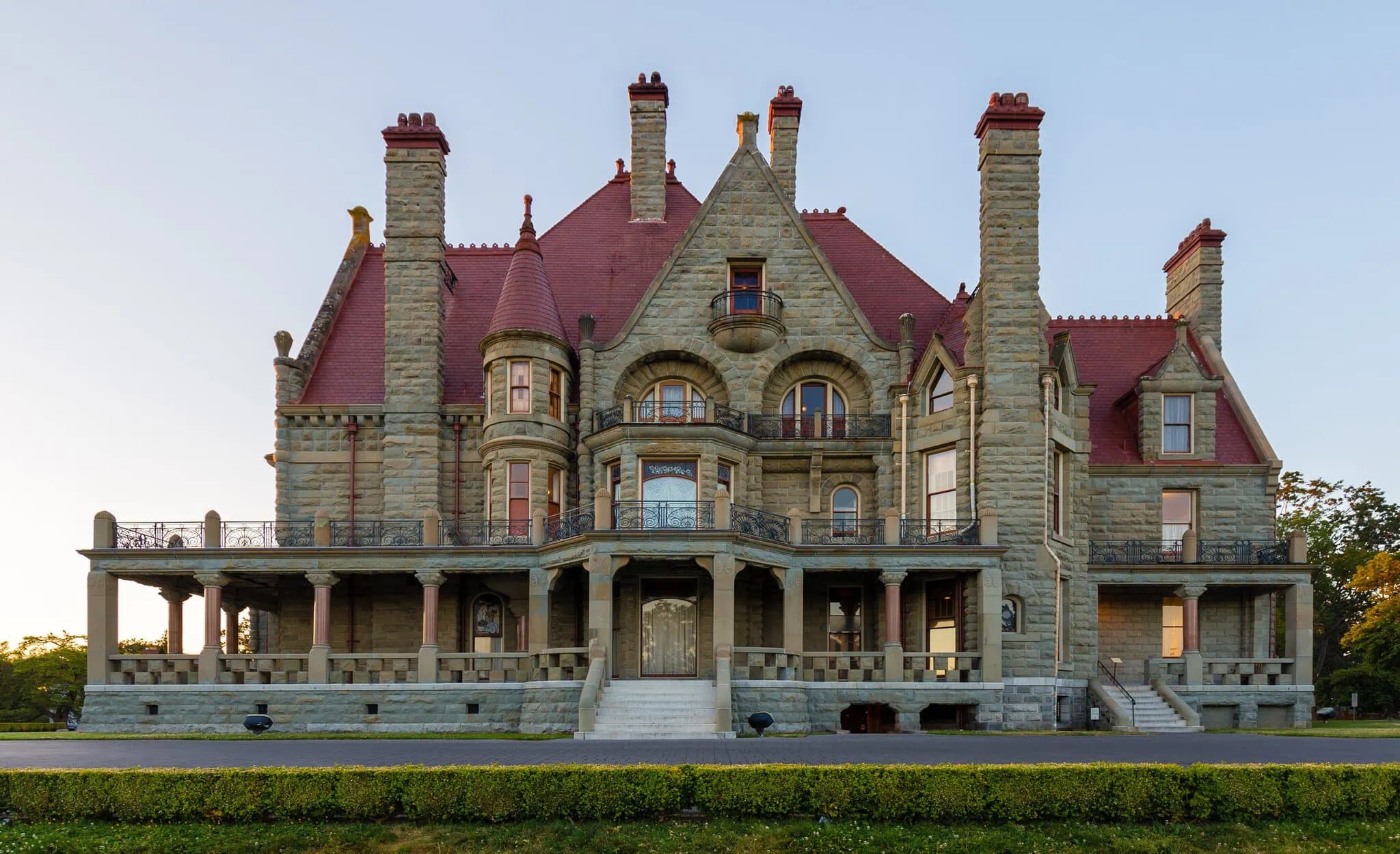 Hrad Craigdarroch Castle po západu slunce
